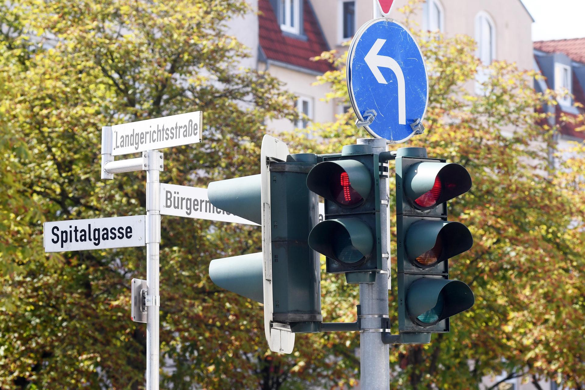 Die Ampelanlage Bürgermeister-Prechtl-Straße /Ecke Landgerichtsstraße wird modernisiert. (Archivbild: Gabi Schönberger)