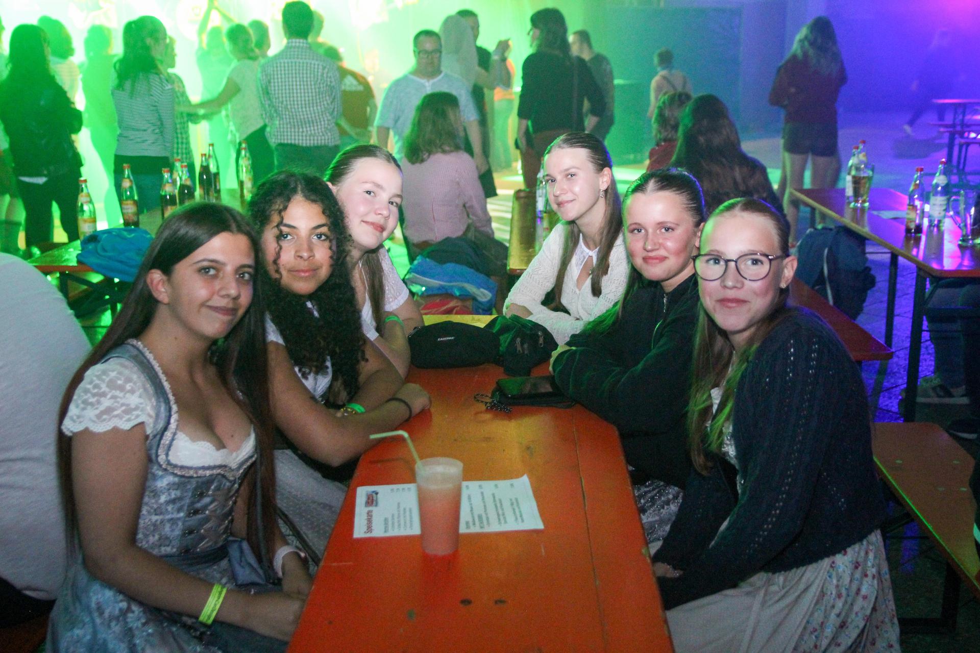 Die Band „Aeroplane” eröffnete am Freitag den Wurzer O'Schnitt. (Bild: Lea Stecher)