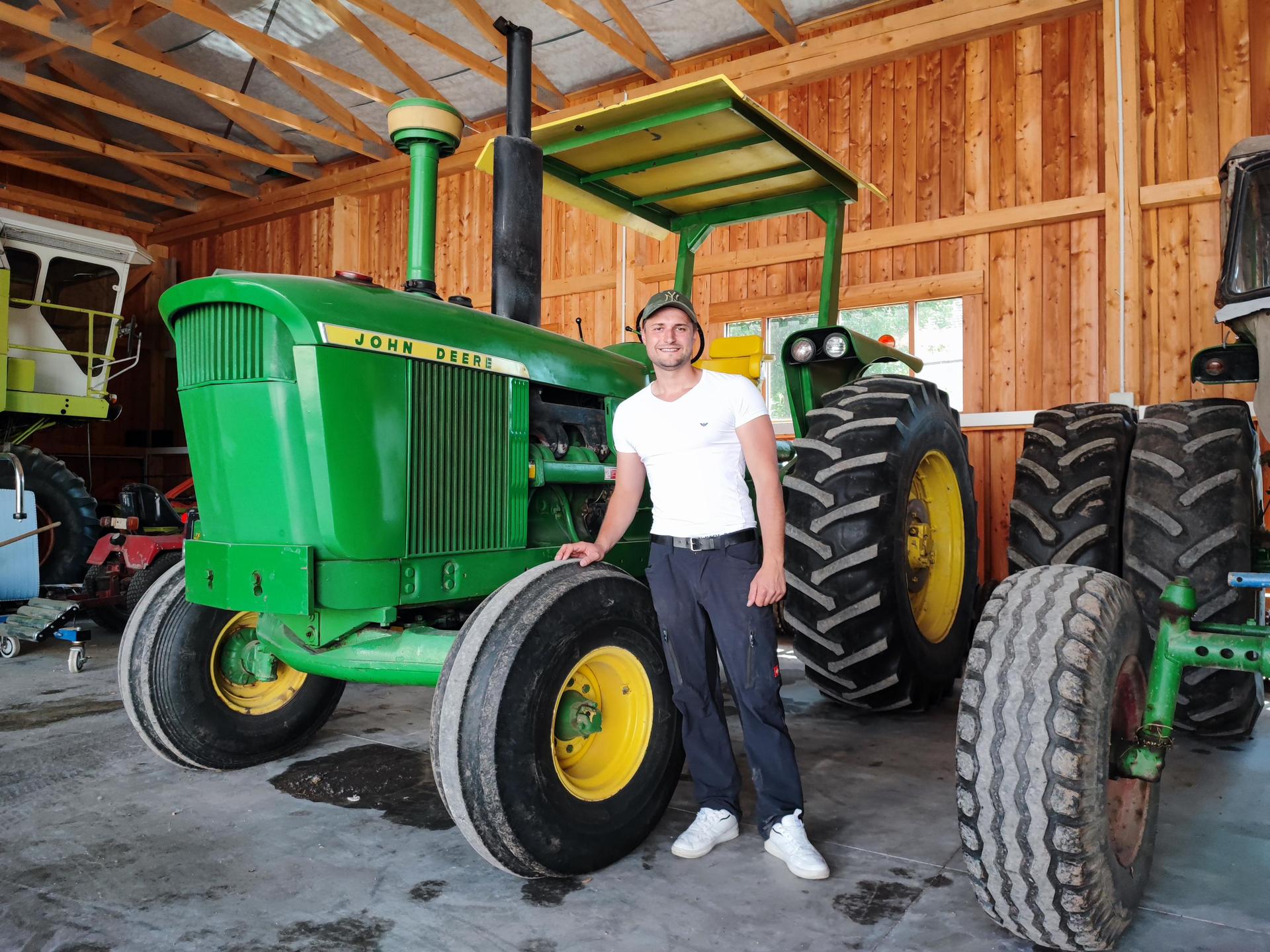 Drei John-Deere-Traktoren gehören zum Maschinenpark des Anwesens von Daniel Eibisch. Mit diesem Modell, das ursprünglich aus Kanada stammt, ist der Kaibitzer auch in der aktuellen „Bauer sucht Frau”-Auftaktfolge zu sehen.  (Bild: luk)