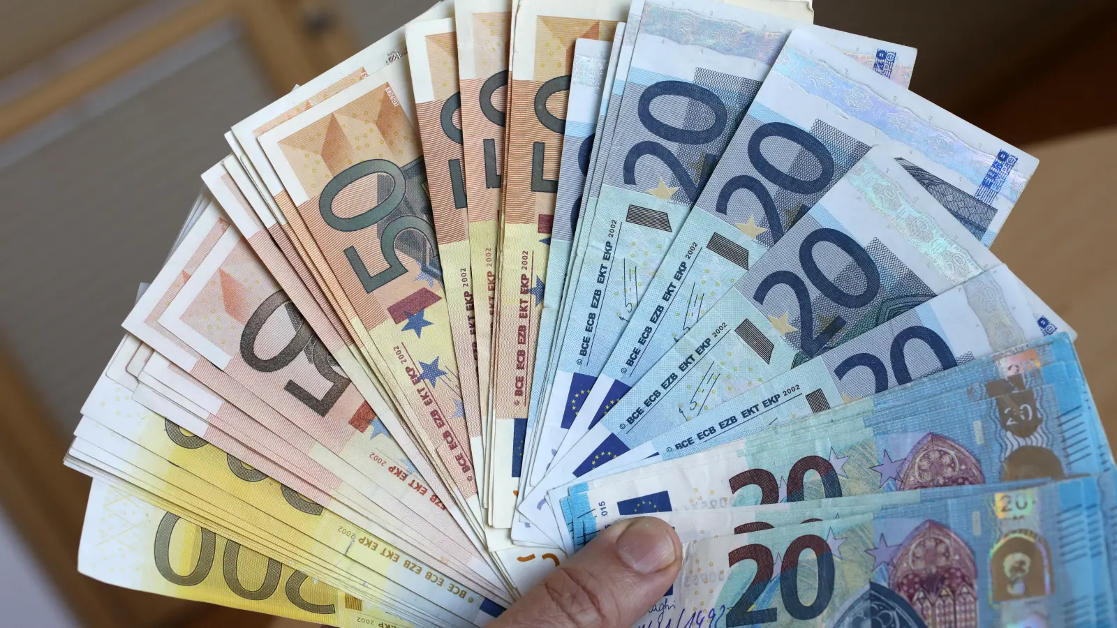 Bei einer Verkehrskontrolle in Roding wird Falschgeld bei einem 51-jährigen Mann entdeckt. Die Kriminalpolizei Regensburg ermittelt. (Symbolbild: Bernd Wüstneck)