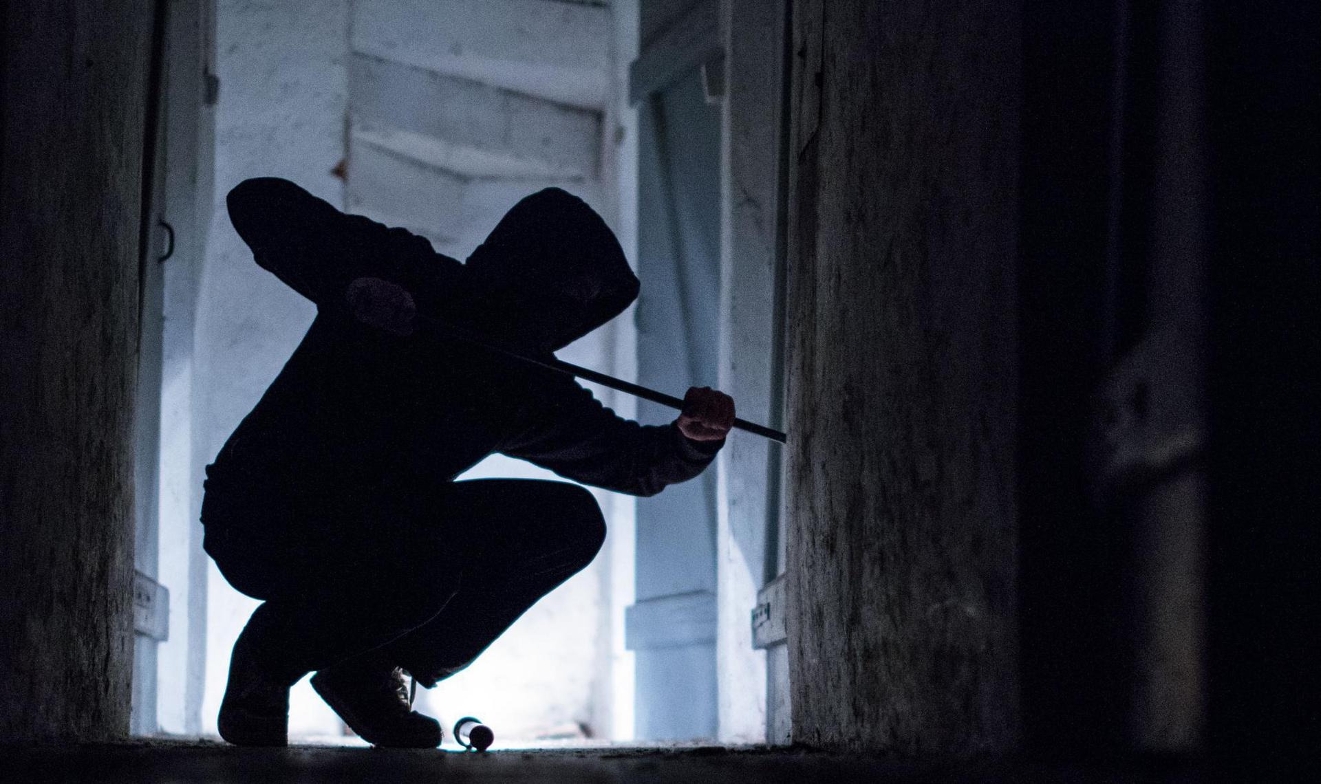 Aus einem Verkaufsautomaten in Parkstein wird die Geldkassette gestohlen.  (Bild: Silas Stein)