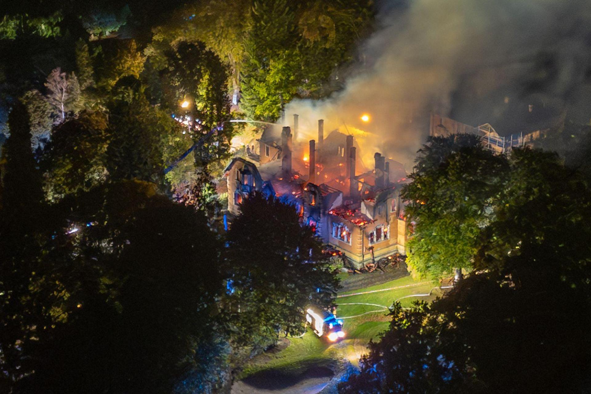 Mehrere Feuerwehren aus der Umgebung rückten an, um den Brand zu löschen. (Bild: Lars Haubner/News5/dpa)