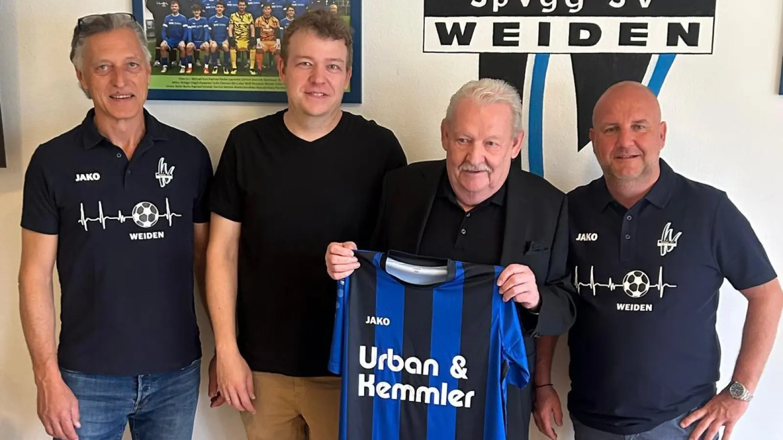SpVgg-SV-Vorsitzender Michael Kurz (von rechts), Urban &amp; Kemmler-Senior-Chef Bernd Urban, Junior-Chef Maximilian Urban und SpVgg-SV-Vorstandmitglied Rainer Lindner freuen sich über die Zusammenarbeit. (Bild: Hügel/exb)
