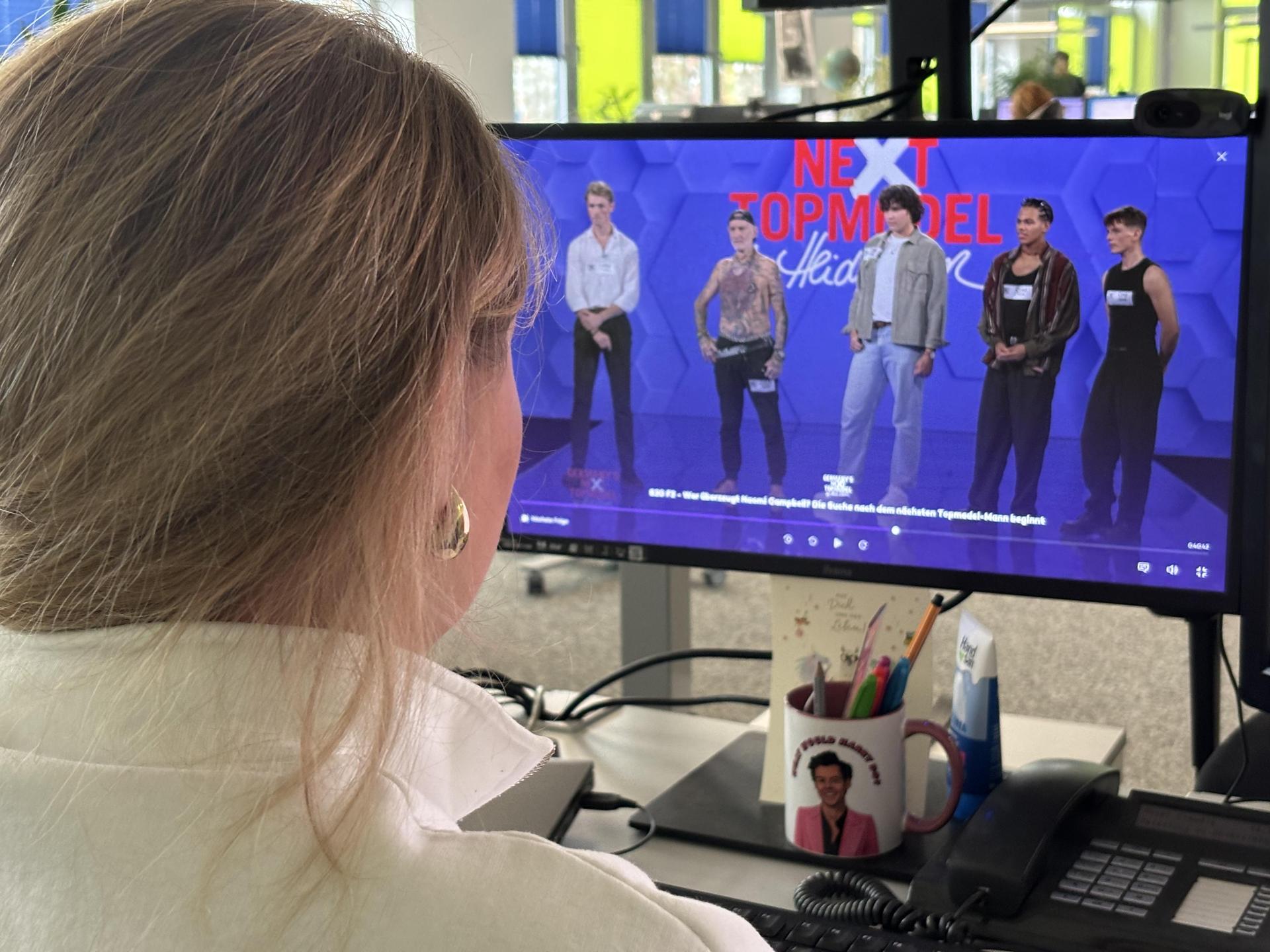 In der zweiten Folge der diesjährigen „Germany's Next Topmodel”-Staffel ist Josef Reichl aus Pfreimd (zweiter von links, Bildschirm) zu sehen. (Bild: Kira Lorenz)