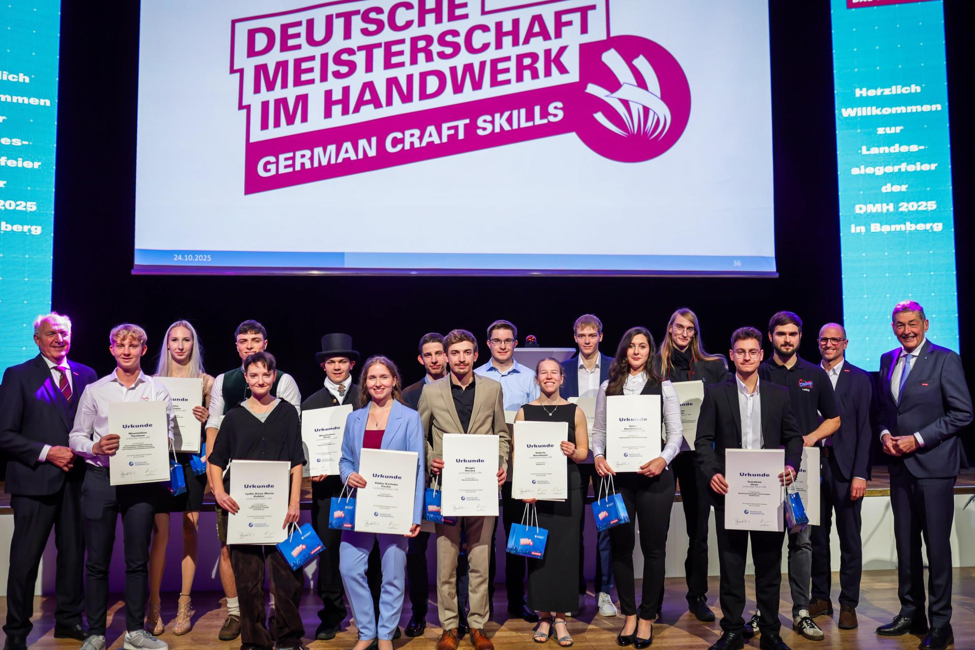 HWK-Präsident Dr. Georg Haber (rechts), Christian Kaiser, stellvertretender Bereichsleiter Berufsbildung der Handwerkskammer Niederbayern-Oberpfalz (zweiter von rechts), und Franz Xaver Peteranderl, Präsident des Bayerischen Handwerkstages (links), gratulierten den Landessiegerinnen und Landessiegern aus Ostbayern zu ihrem Erfolg bei der Deutschen Meisterschaft im Handwerk. (Bild: Frank Wunderatsch)