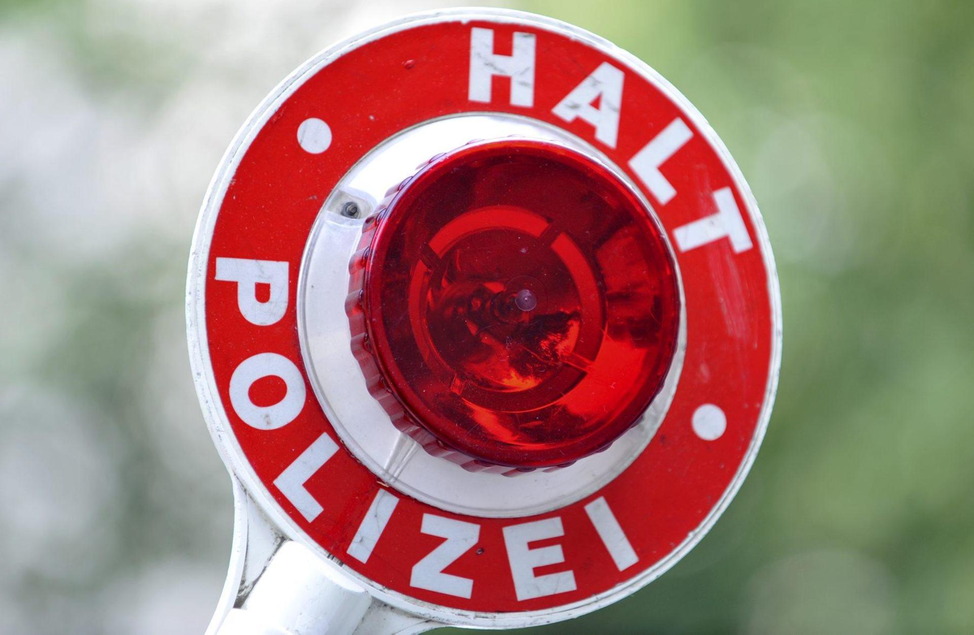 Die Grenzpolizei fand bei einer Kontrolle auf der A6 einen gestohlenen Sattelzugaufleger im Wert von 200.000 Euro. (Symbolbild: Frank Leonhardt/dpa)