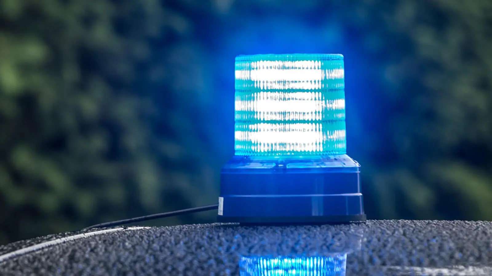 Ein Unbekannter hat in Eslarn am Mittwoch einen weißen Hyundai angefahren und Unfallflucht begangen.  (Symbolbild: Armin Weigel/dpa)