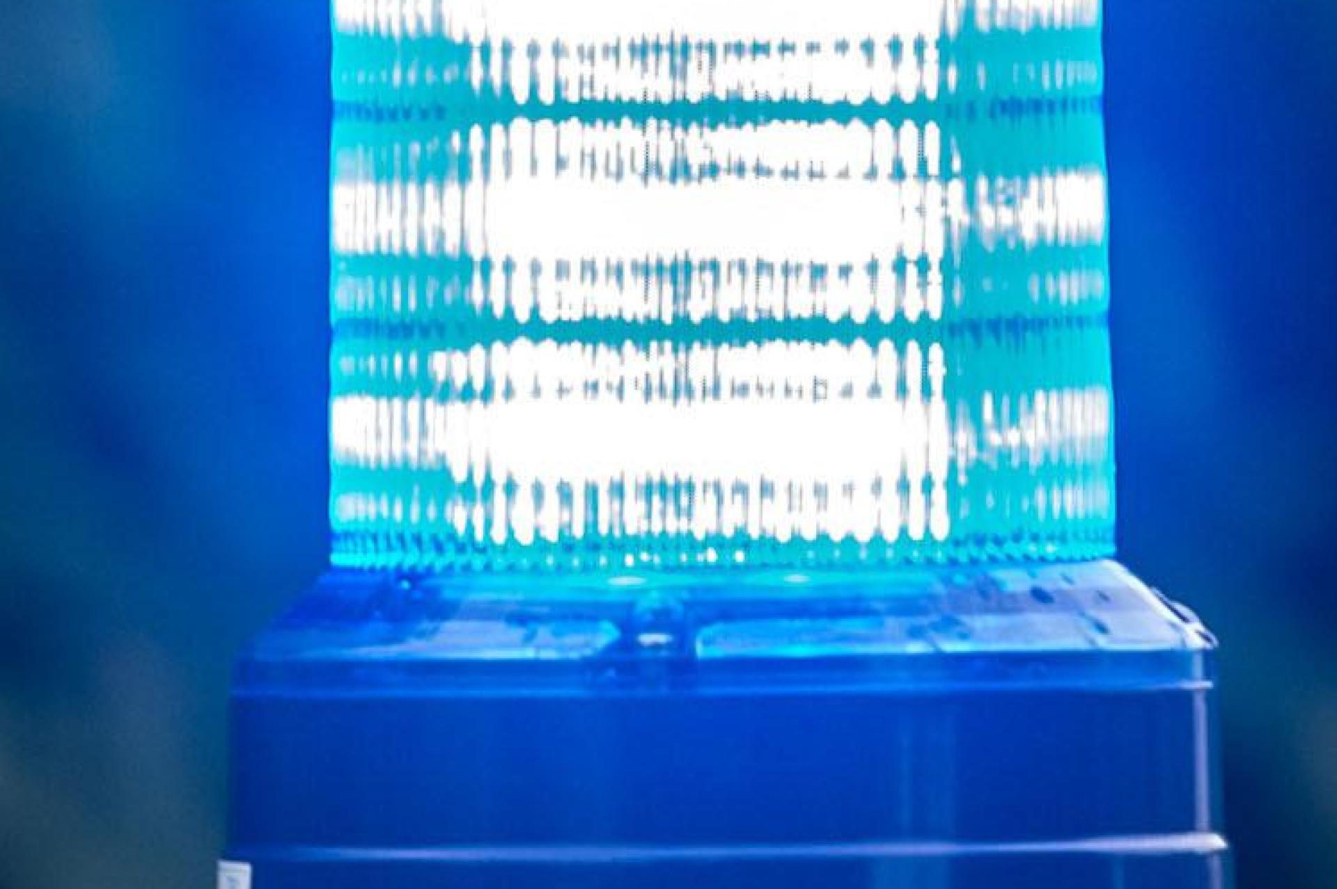 Ein Jugendlicher ist in Nittenau mit einem Roller durch die Turnhalle gefahren. (Symbolbild: Armin Weigel/dpa)