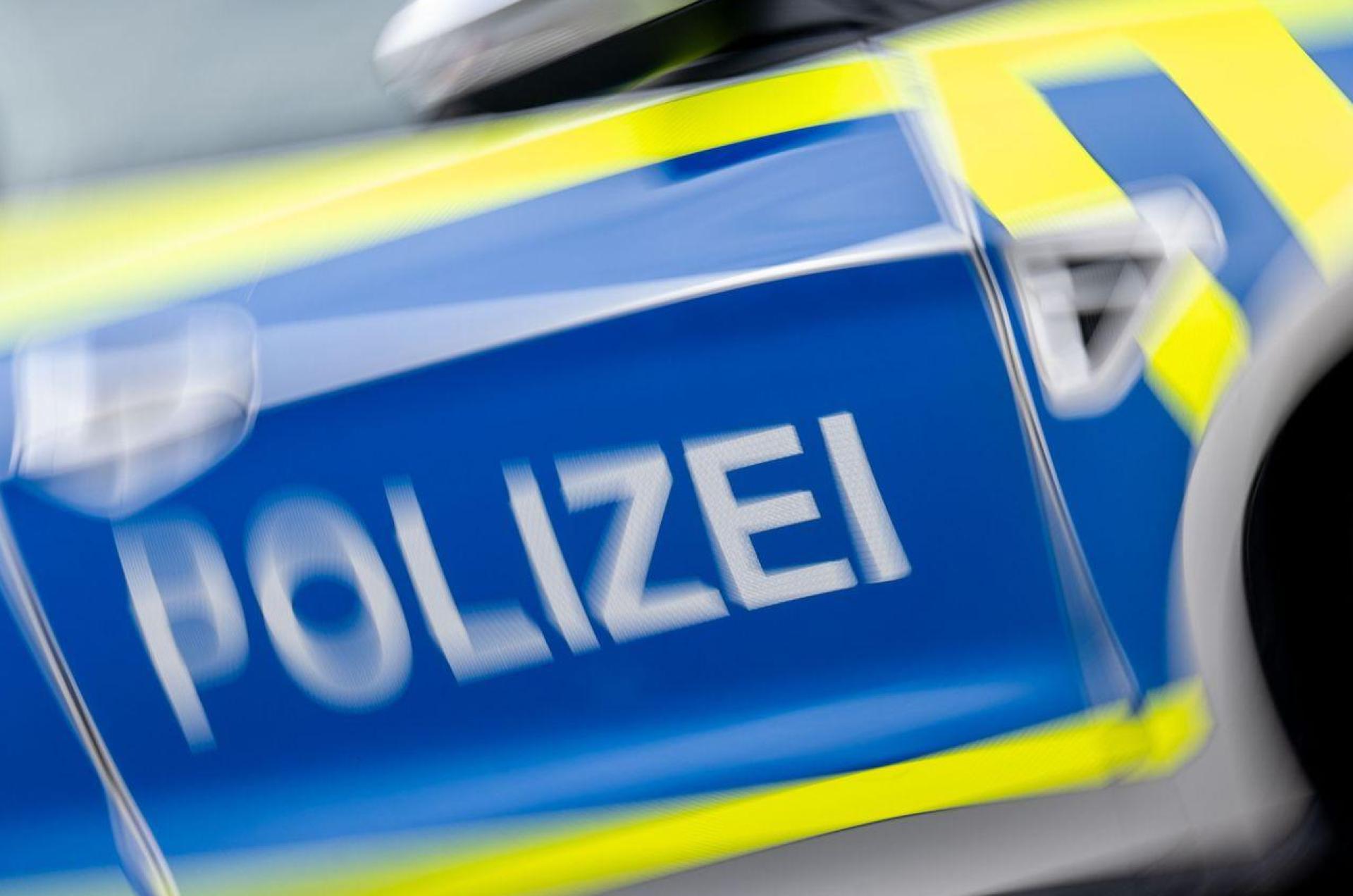 In Bayreuth hat ein 62-jähriger Mann Polizeibeamte angegriffen. (Symbolbild: Hendrik Schmidt/dpa)
