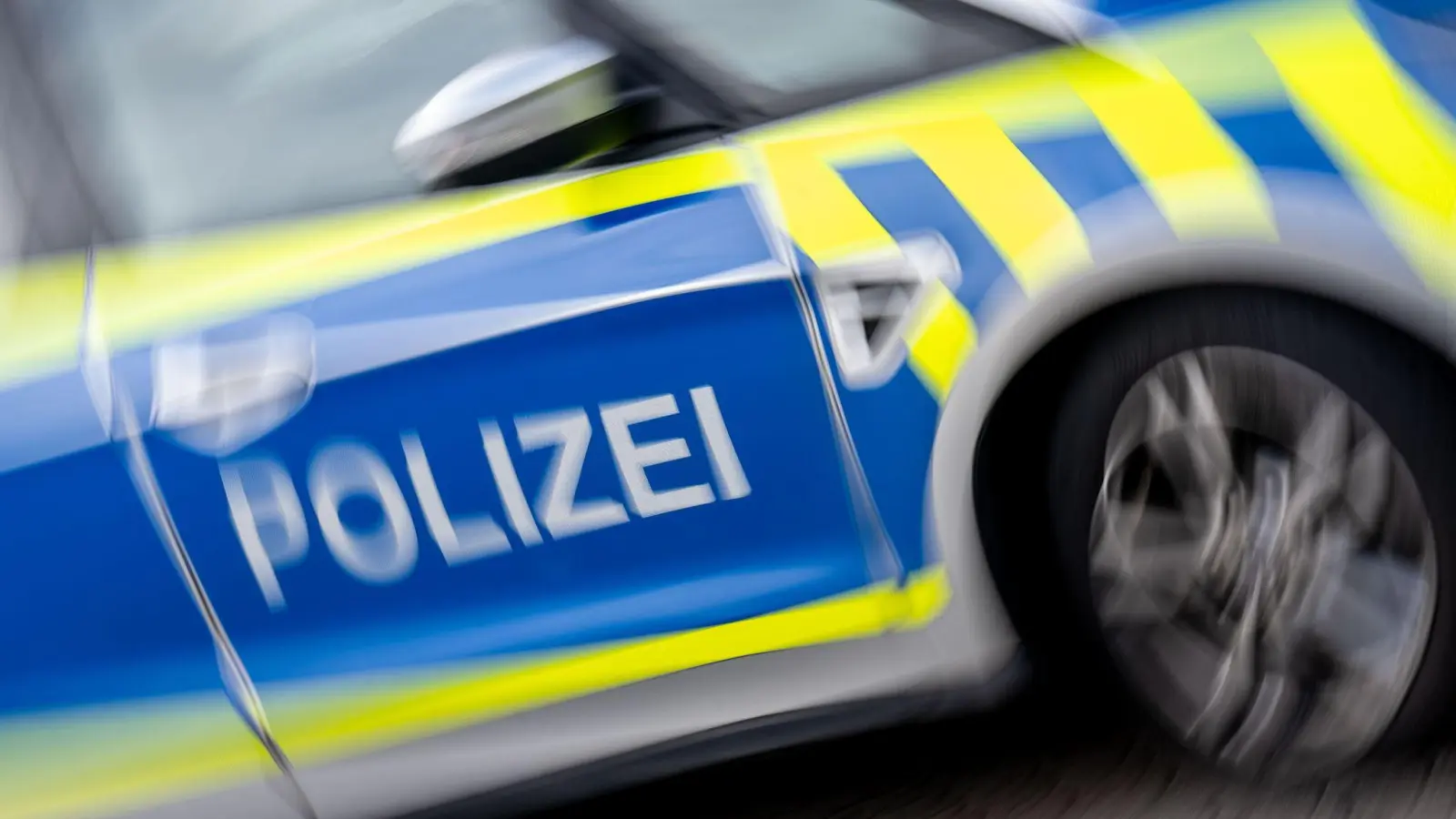 In Bayreuth hat ein 62-jähriger Mann Polizeibeamte angegriffen. (Symbolbild: Hendrik Schmidt/dpa)