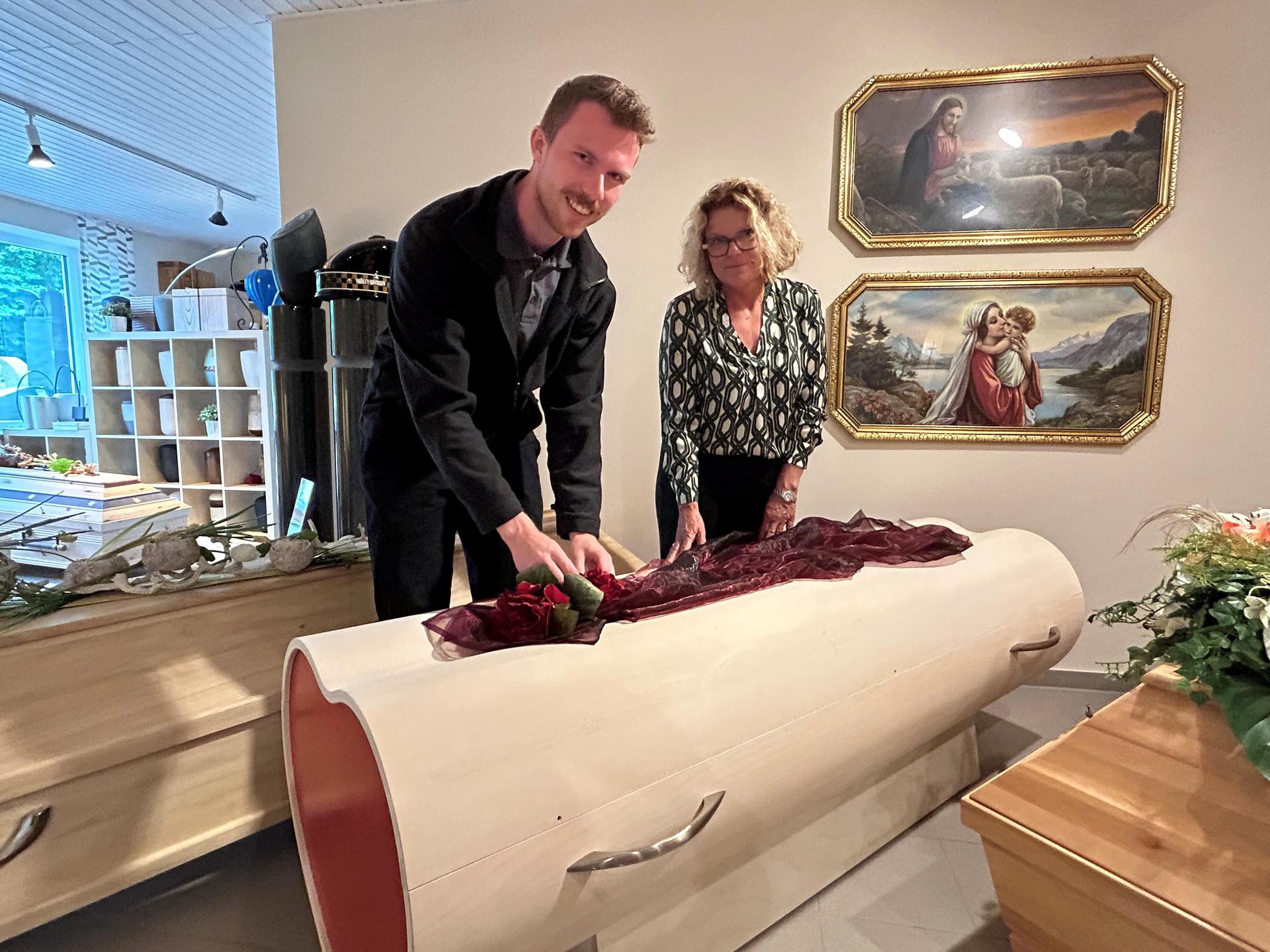 Der 24-jährige Corbinian Kraus aus Vohenstrauß hat die Ausbildung zur Bestattungsfachkraft als Kammersieger abgeschlossen. Darüber freut sich auch seine Chefin und Patentante Christine Schmidt.  (Bild: ck)