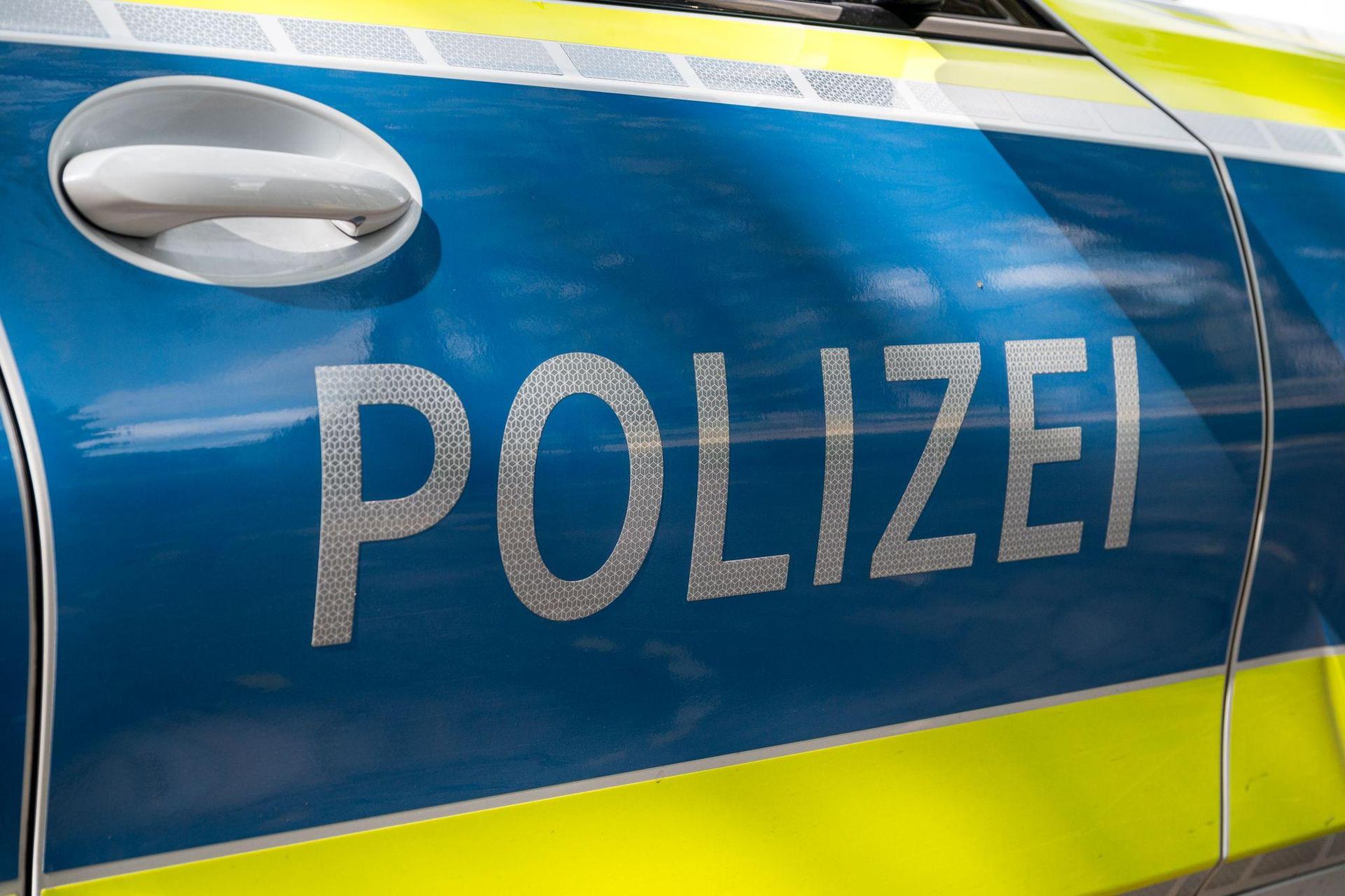 Die Polizei ermittelt nach einem Handgemenge in einem Weidener Supermarkt. (Symbolbild: Daniel Vogl/dpa)