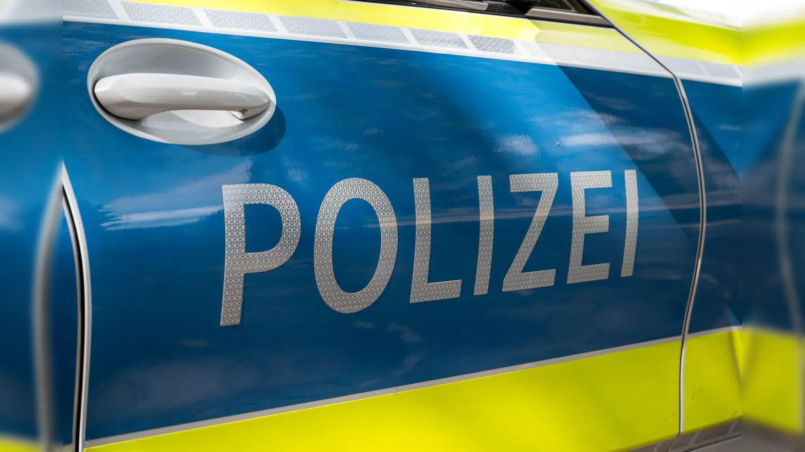 Die Polizei ermittelt nach einem Handgemenge in einem Weidener Supermarkt. (Symbolbild: Daniel Vogl/dpa)