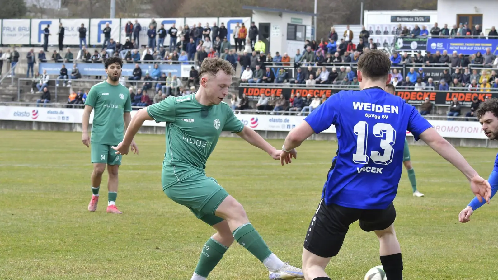 Nur noch ein Derby: Nach dem Abstieg der DJK Ammerthal bleibt in der Bayernliga Nord nur noch das Duell zwischen der DJK Gebenbach (im Bild links Leon Kipry) und der SpVgg SV Weiden (rechts Patryk Vacek).  (Archivbild: Hubert Ziegler)