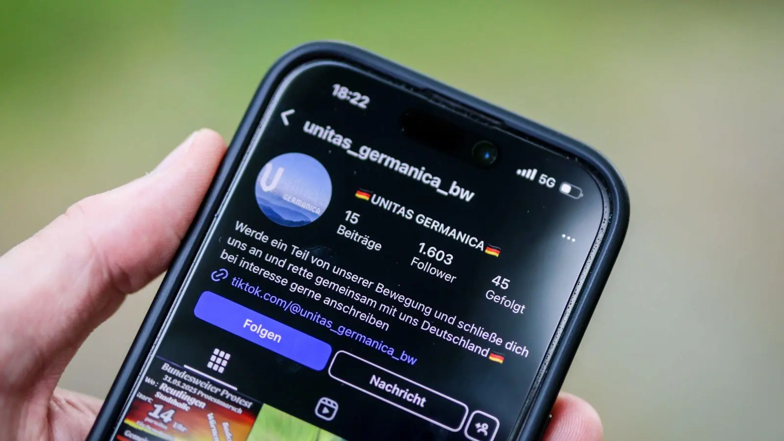Die Aktivisten geben sich im Netz kampfbereit und teils aggressiv. (Bild: Christoph Schmidt/dpa)
