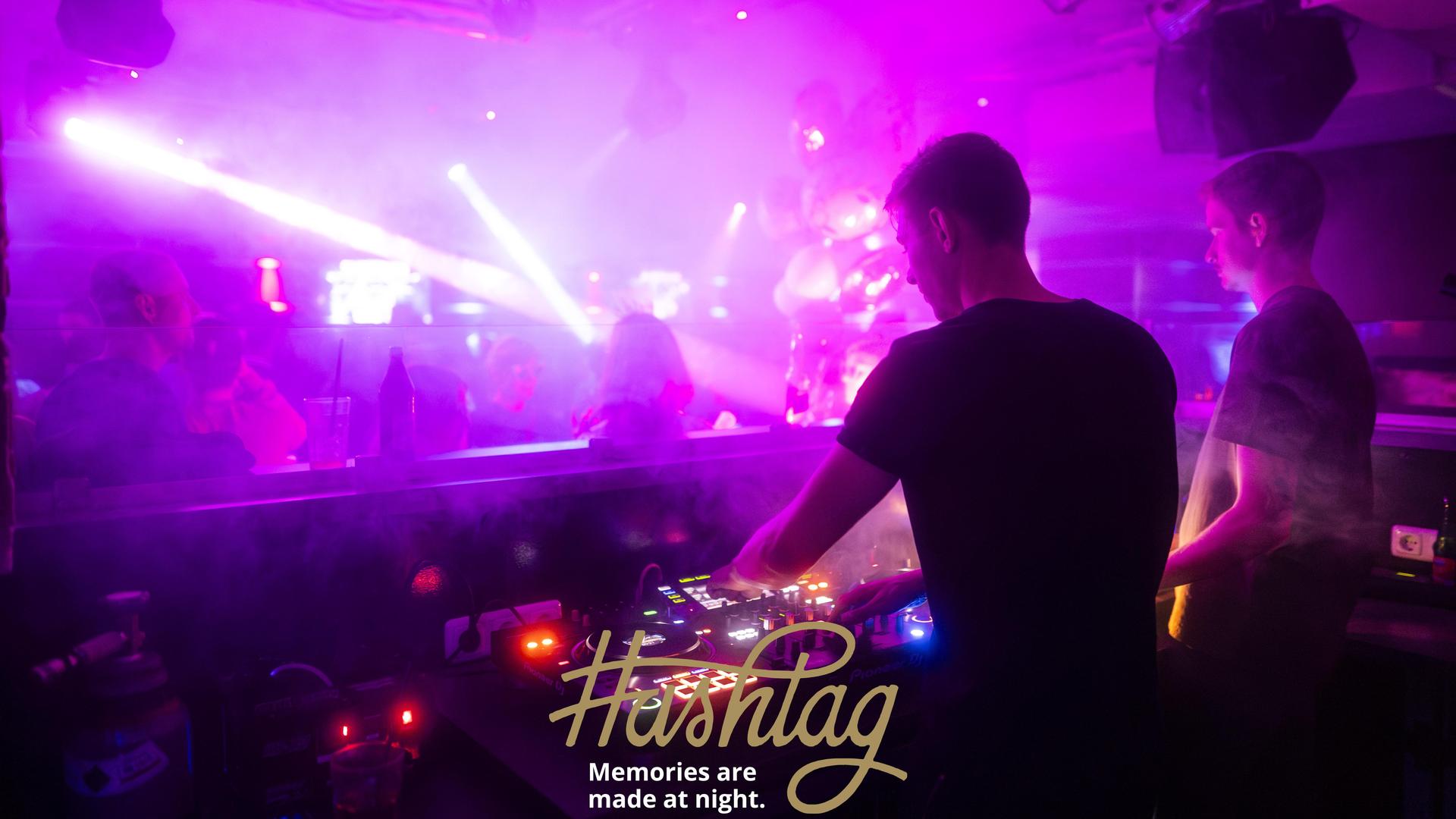 Auch am Tag nach „Weiden träumt” wird im Hashtag getanzt. DJ Avarro sorgt für den passenden Sound. (Bild: Hannes Stock)