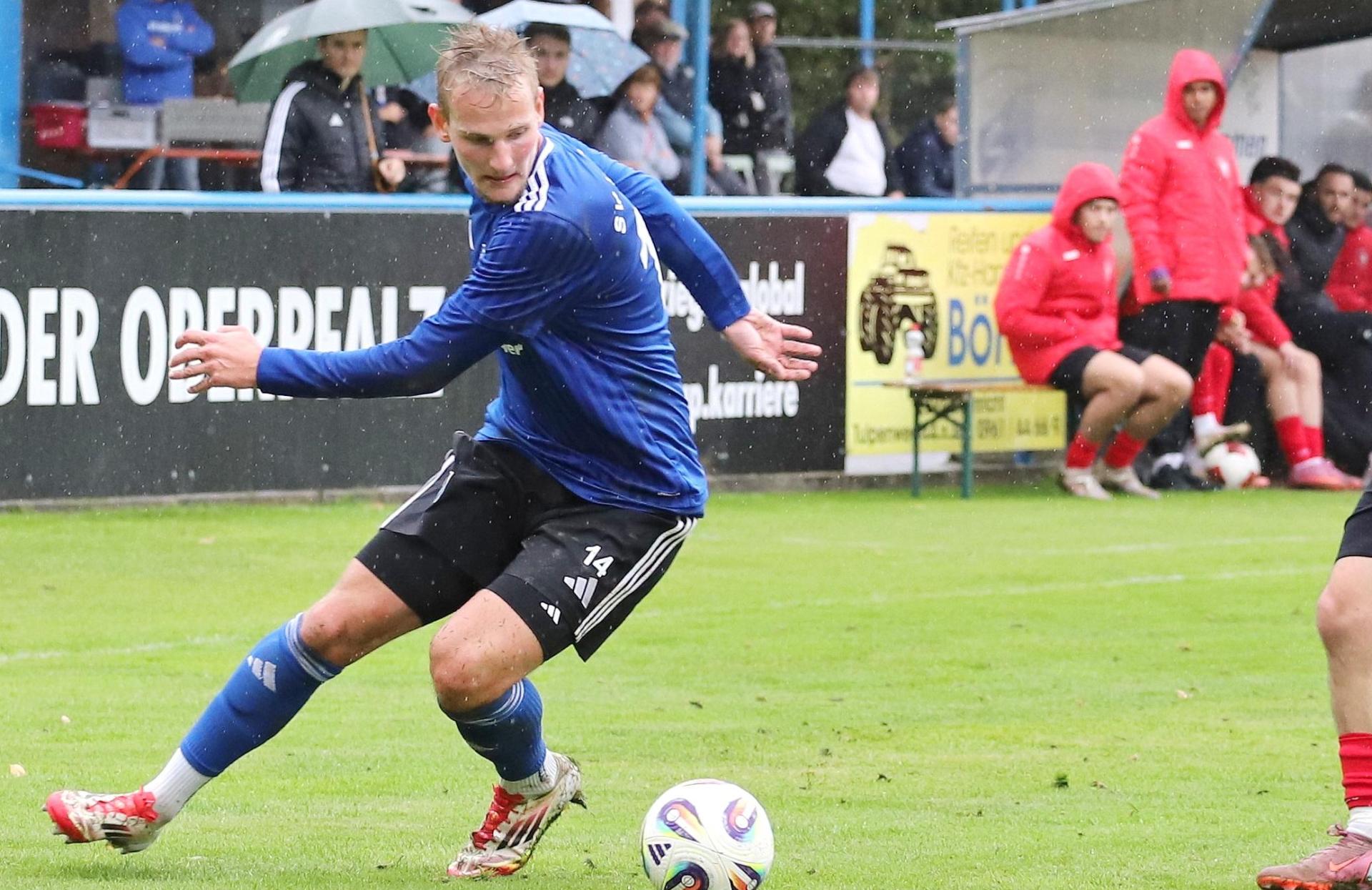 Noah Scheler (am Ball) wechselt zu Saisonende vom SV Etzenricht zum SV SAD_Ettmannsdorf. (Bild: war)