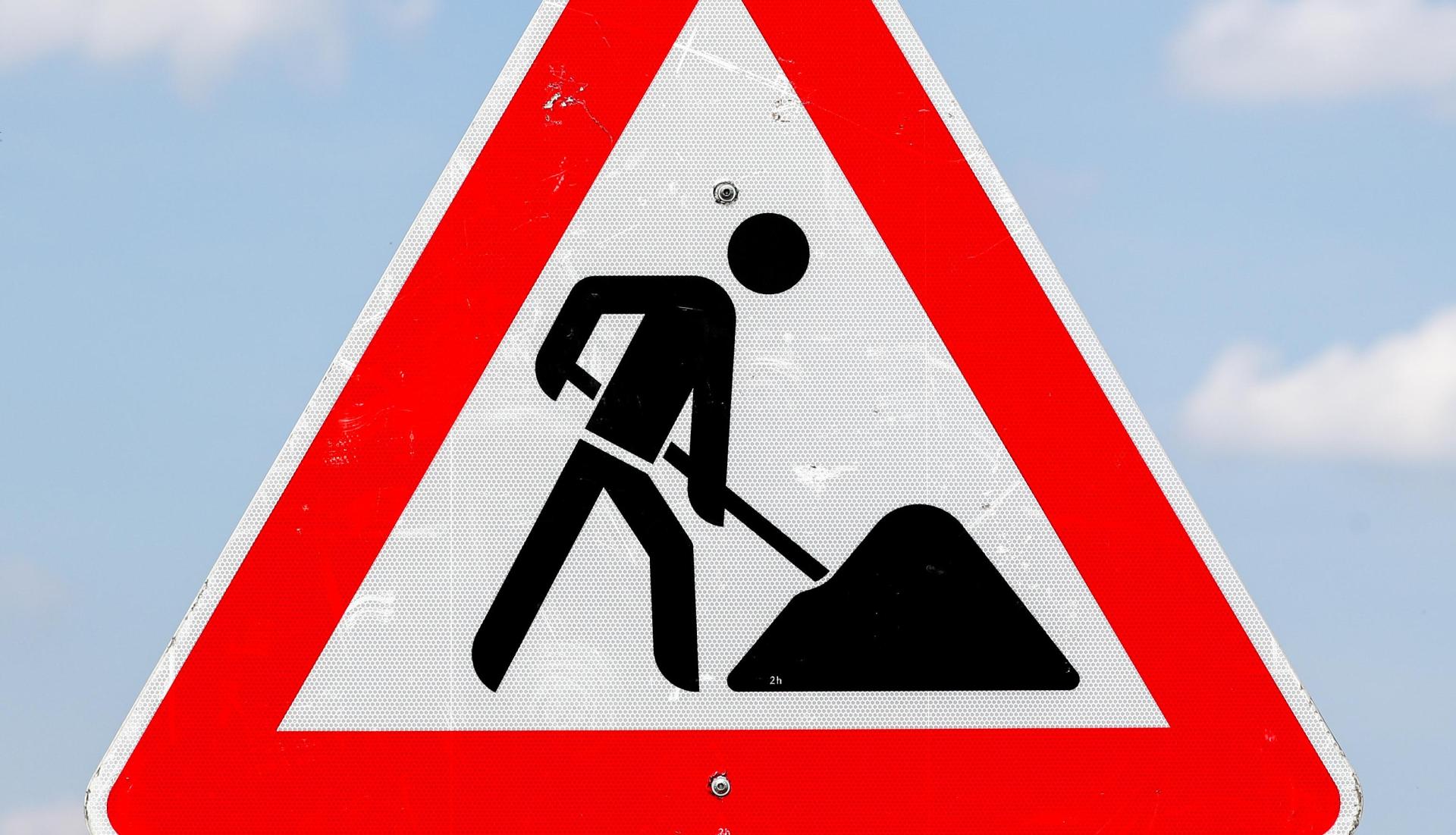 Die Erneuerung der Sauerbachbrücken auf der Bundesstraße 22 bei Altenstadt/WN ist abgeschlossen.  (Symbolbild: Jan Woitas/dpa)