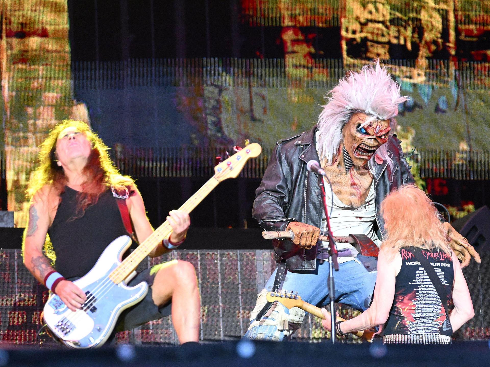 Horror-Figur Eddie hat Spaß mit den Iron-Maiden-Musikern. (Bild: Tobias Schwarzmeier)