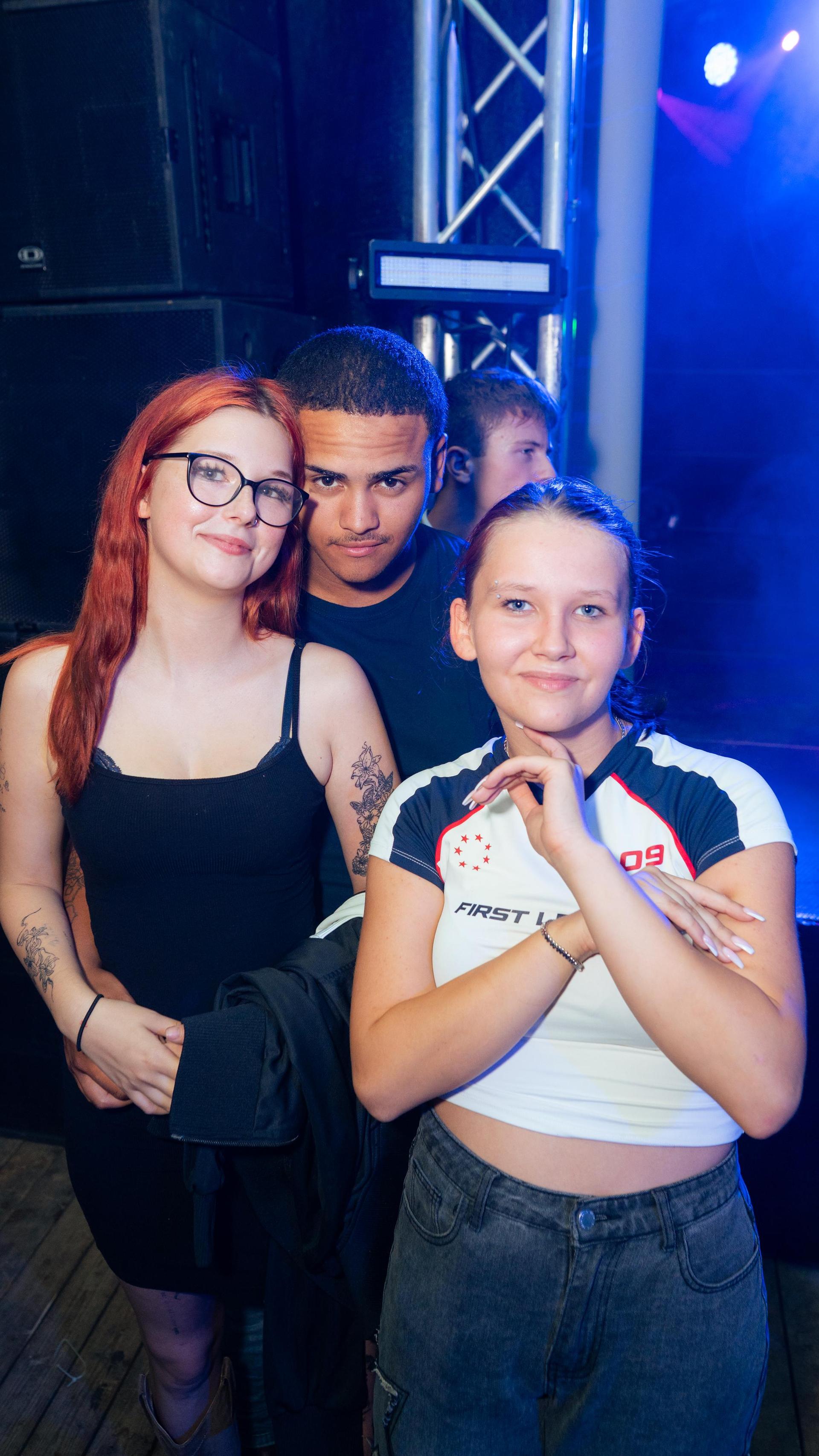 DJ Dollar Bill heizt das Festzelt ein. (Bild: Hannes Stock)