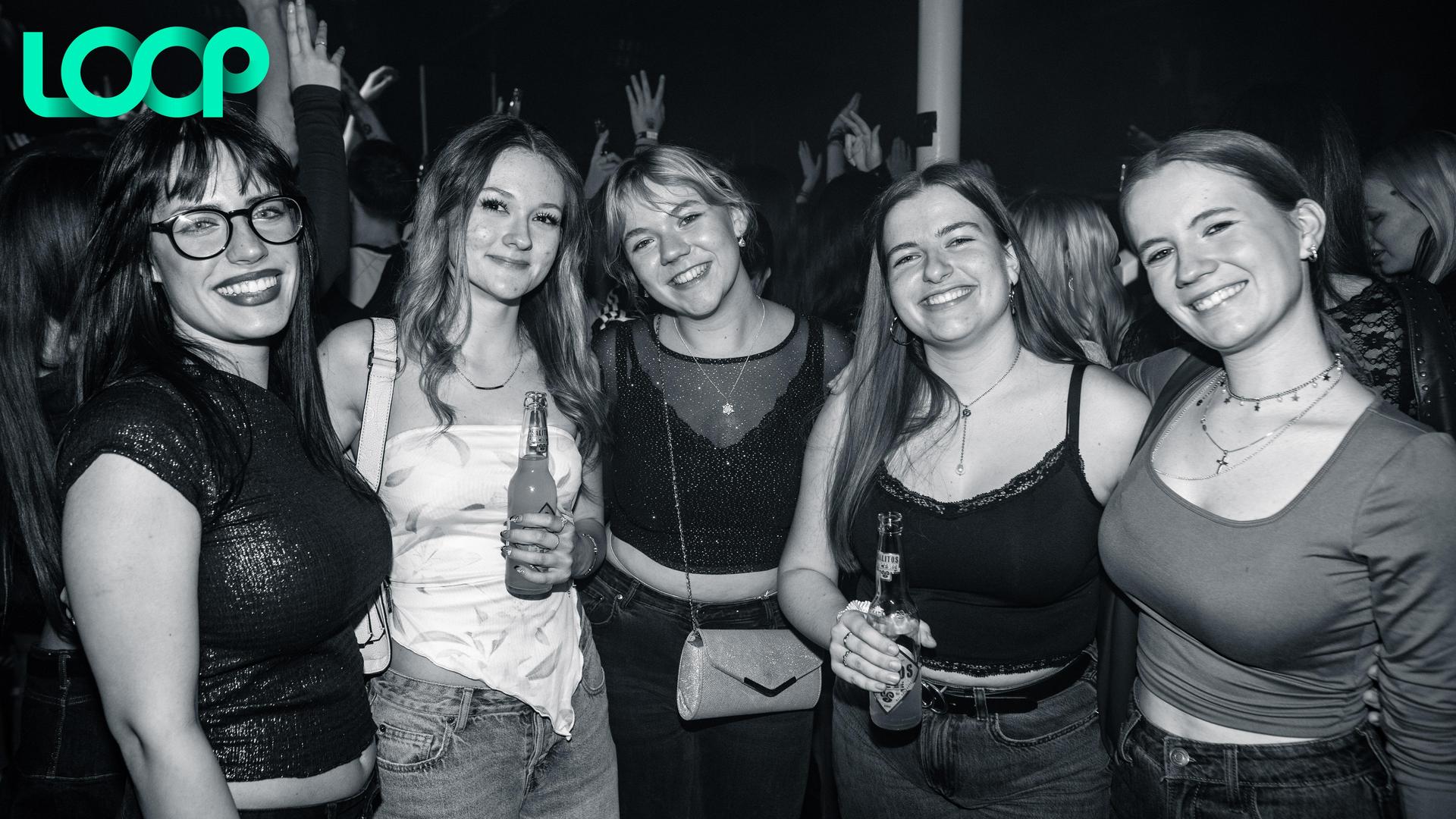 „Dark Glamour New Years Party”: Das war das Motto bei der Party am Freitag im Loop Weiden. (Bild: Hannes Stock)