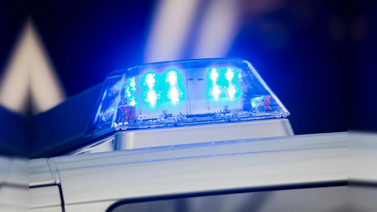 Ein weißer Lkw touchiert auf der Kreisstraße NEW 43 bei Obertreinreuth einen anderen Lkw und flüchtet. Polizei sucht Zeugen. (Symbolbild: Rolf Vennenbernd/dpa)