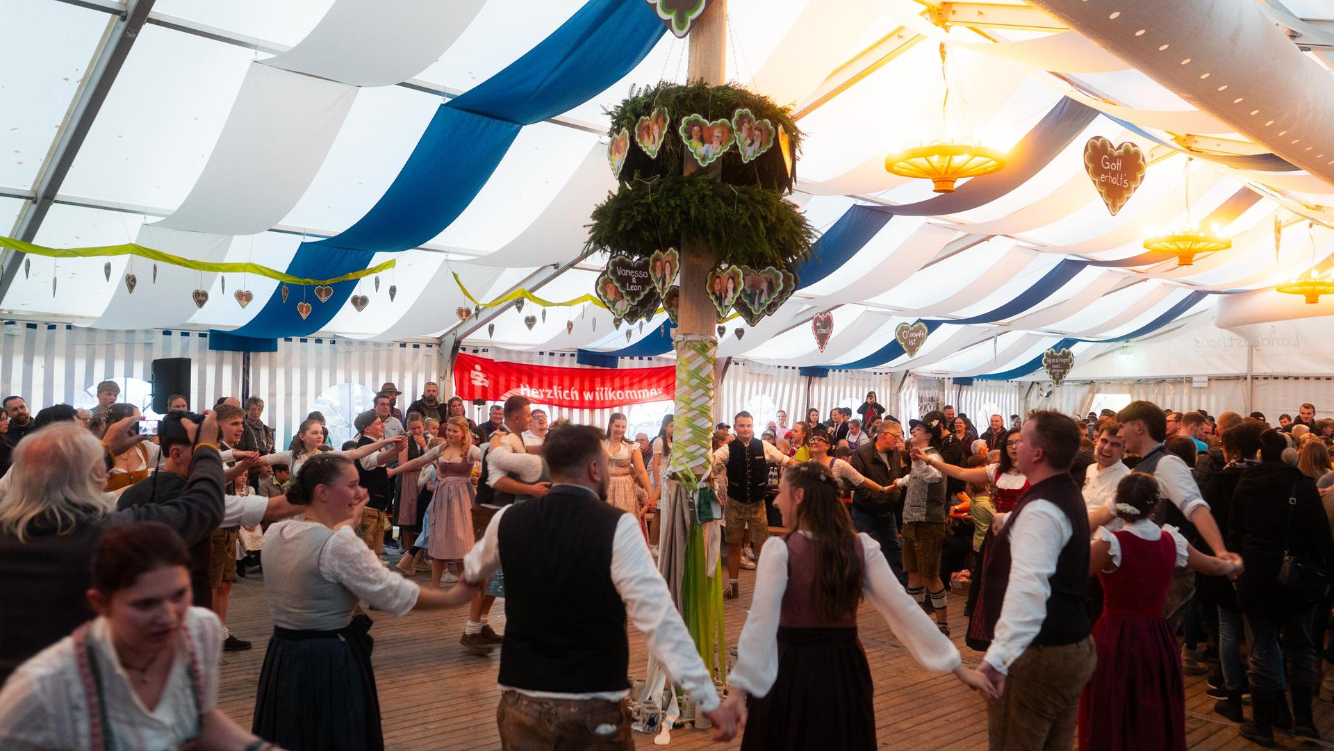 Auch am Sonntag habt ihr auf der Kirwa in Weiherhammer gefeiert. (Bild: Hannes Stock)