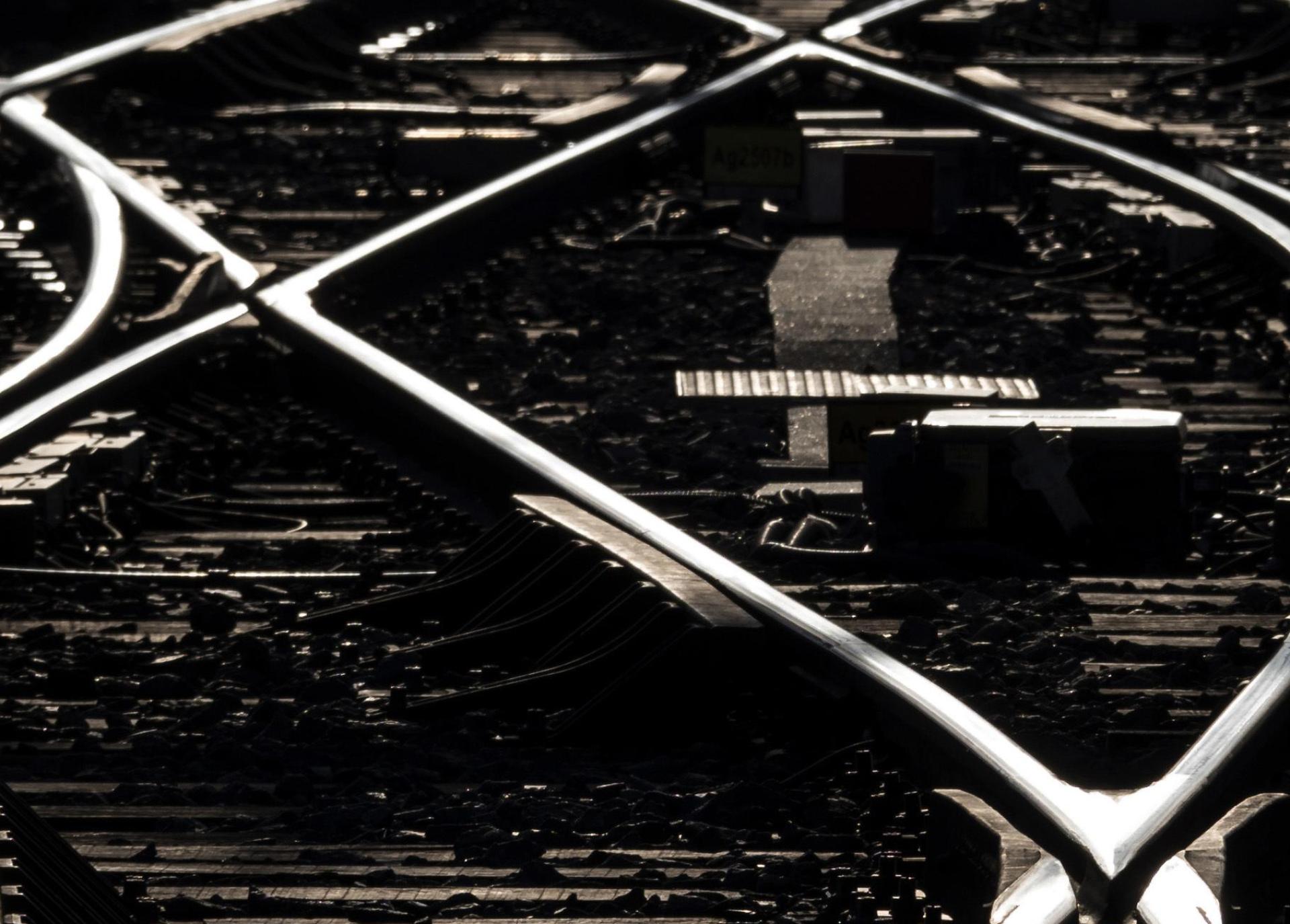 Wegen zu wenig Fahrzeugkapazitäten entfallen immer wieder Züge der Linie RE2 zwischen Hof und München. (Bild: Laurent Cipriani/dpa)