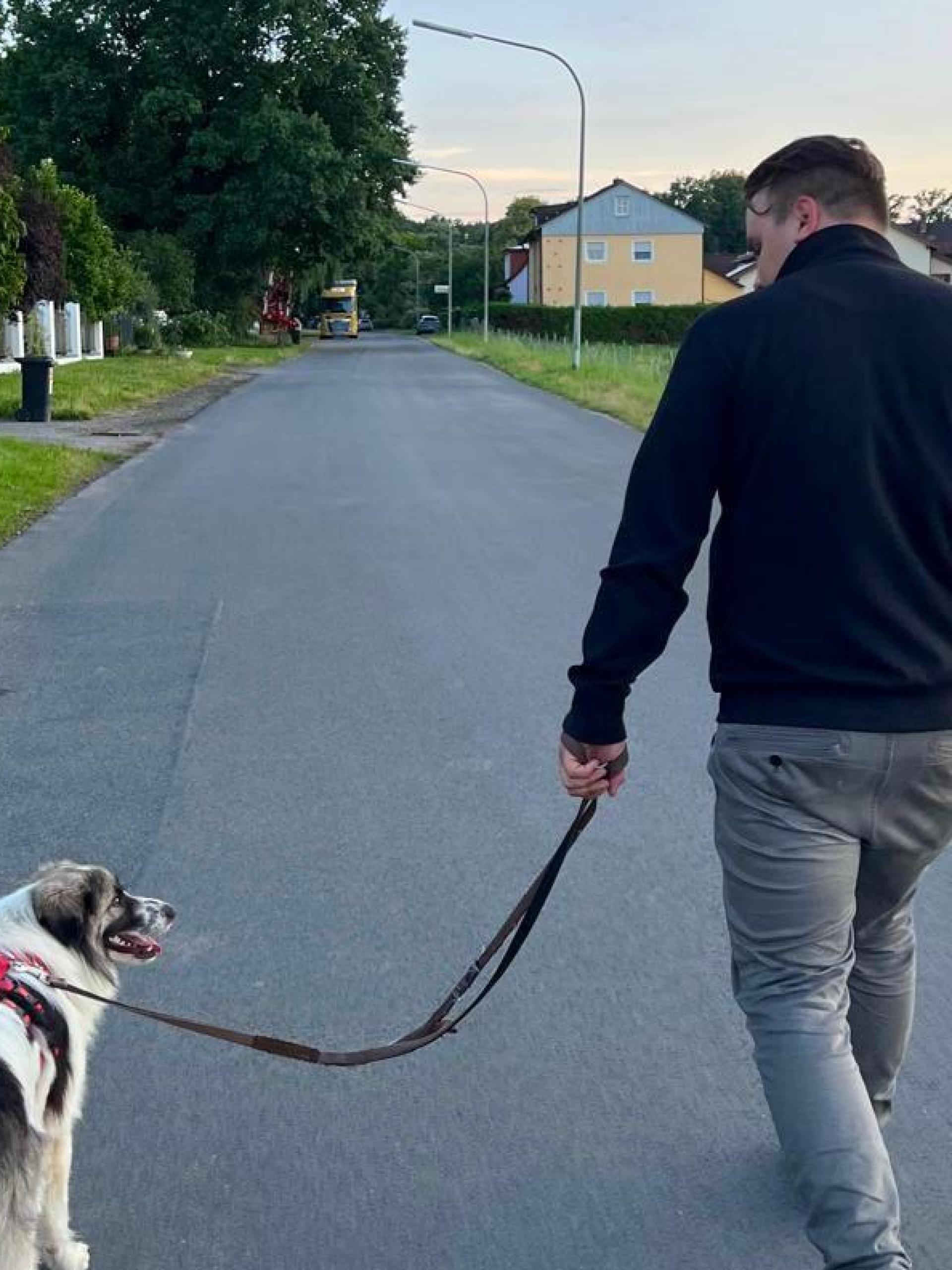 Julien Schneider mit seinem Hund Koda. (Bild: Julien Schneider/privat)