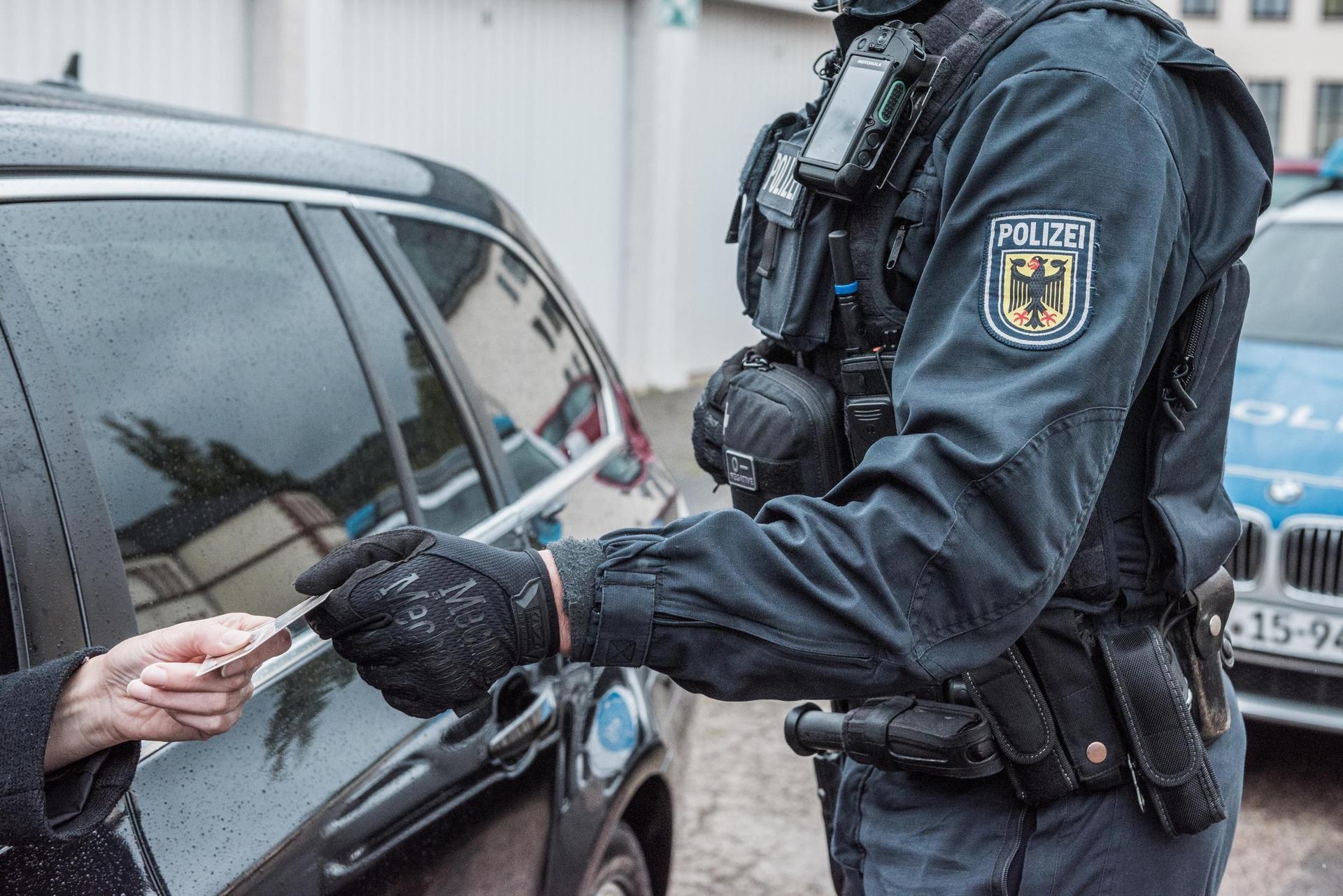 Die Bundespolizei Waidhaus hat einen gesuchten Straftäter in einem Fernreisebus festgenommen. (Bild: Bundespolizei)