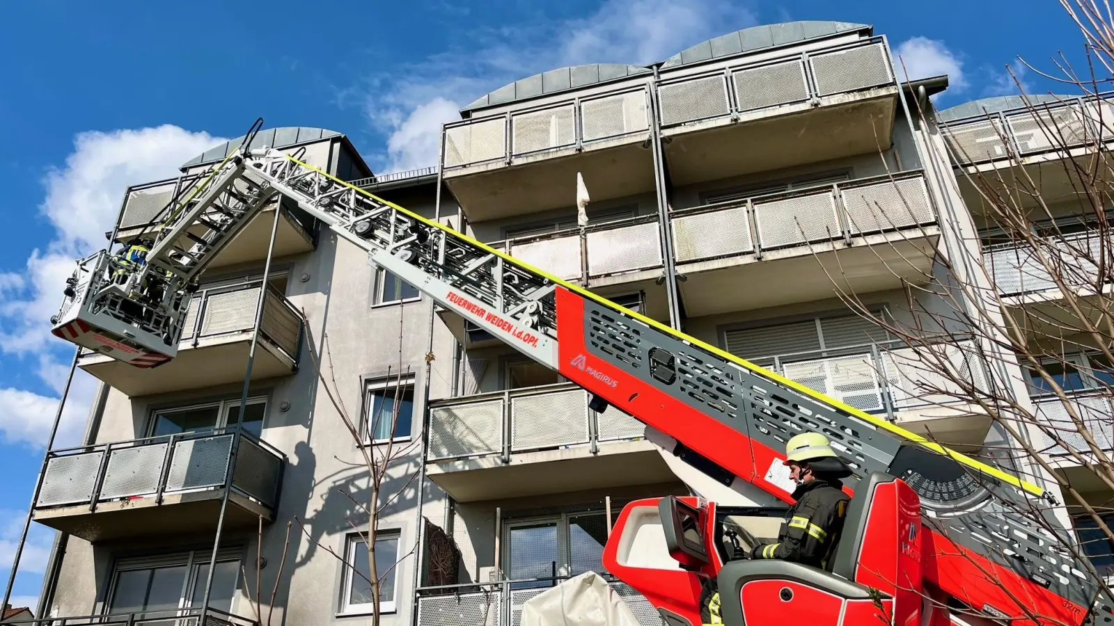 Im Weidener Stadtteil Hammerweg hat ein fünfstöckiges Mehrfamilienhaus gebrannt. (Bild: Gabi Schönberger)