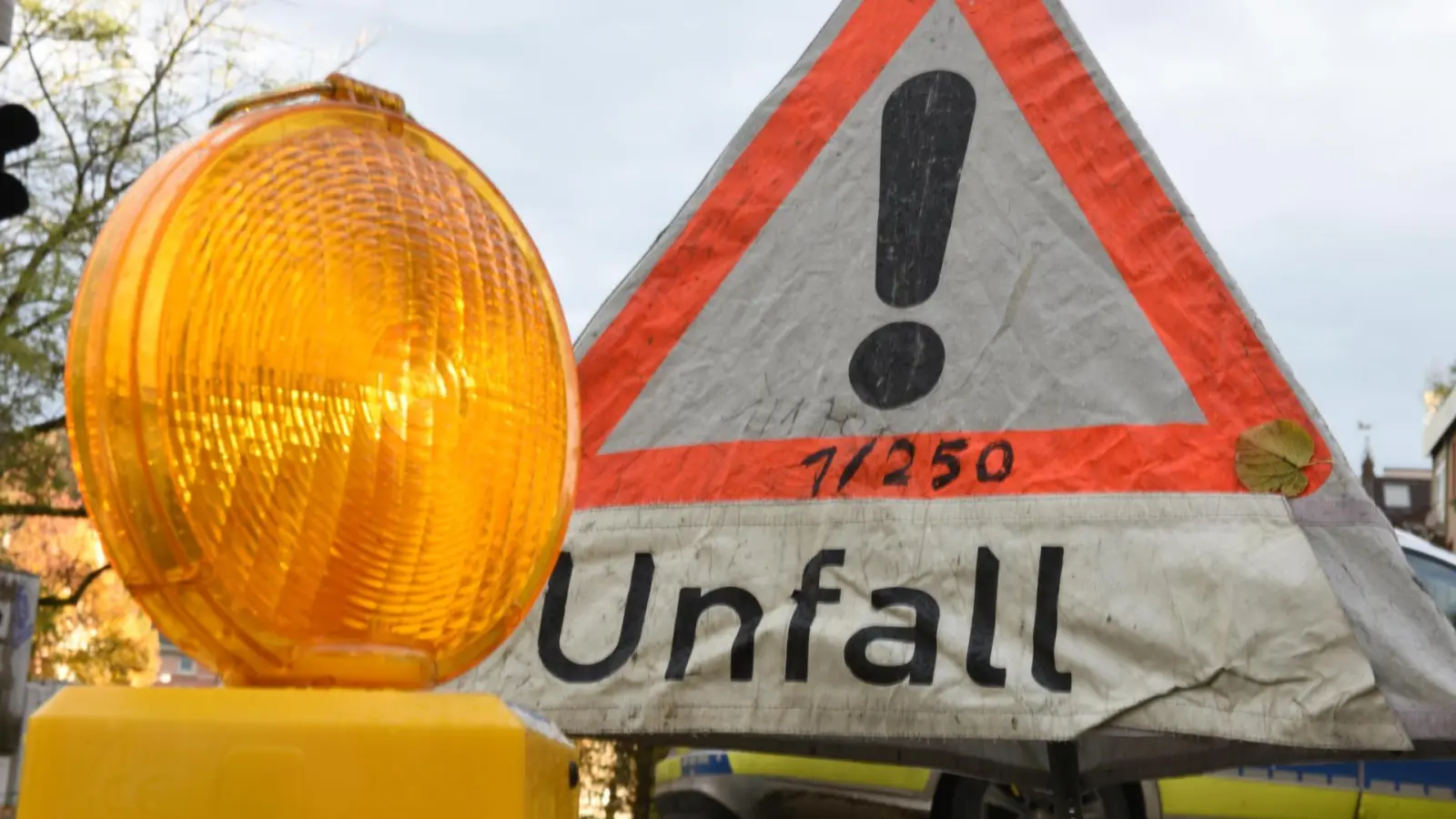 Mehrere Fahrzeuge waren in einen Unfall auf der A 3 bei Regensburg verwickelt.  (Symbolbild: Patrick Seeger/dpa)