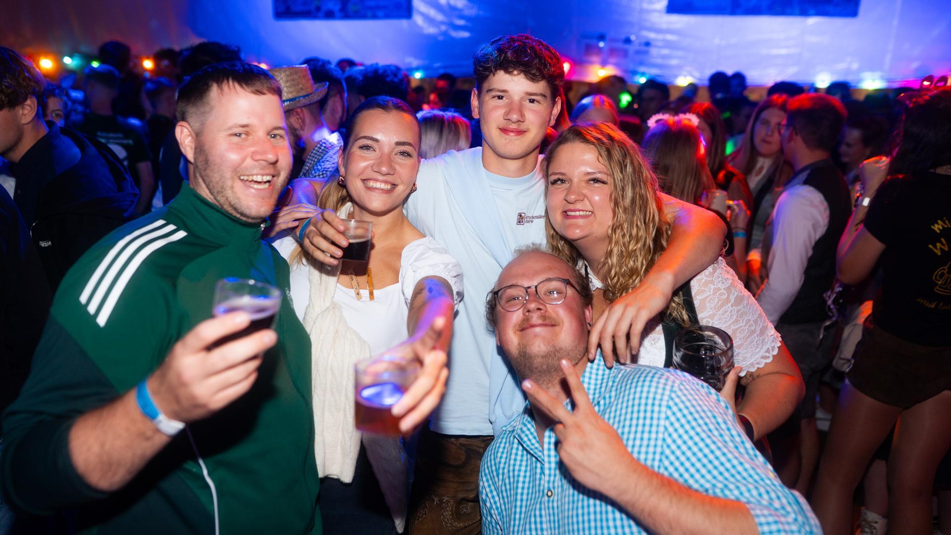 Die Quertreiber rocken am Samstagabend das Festzelt bei der Kirwa in Wernberg.  (Bild: Hannes Stock)