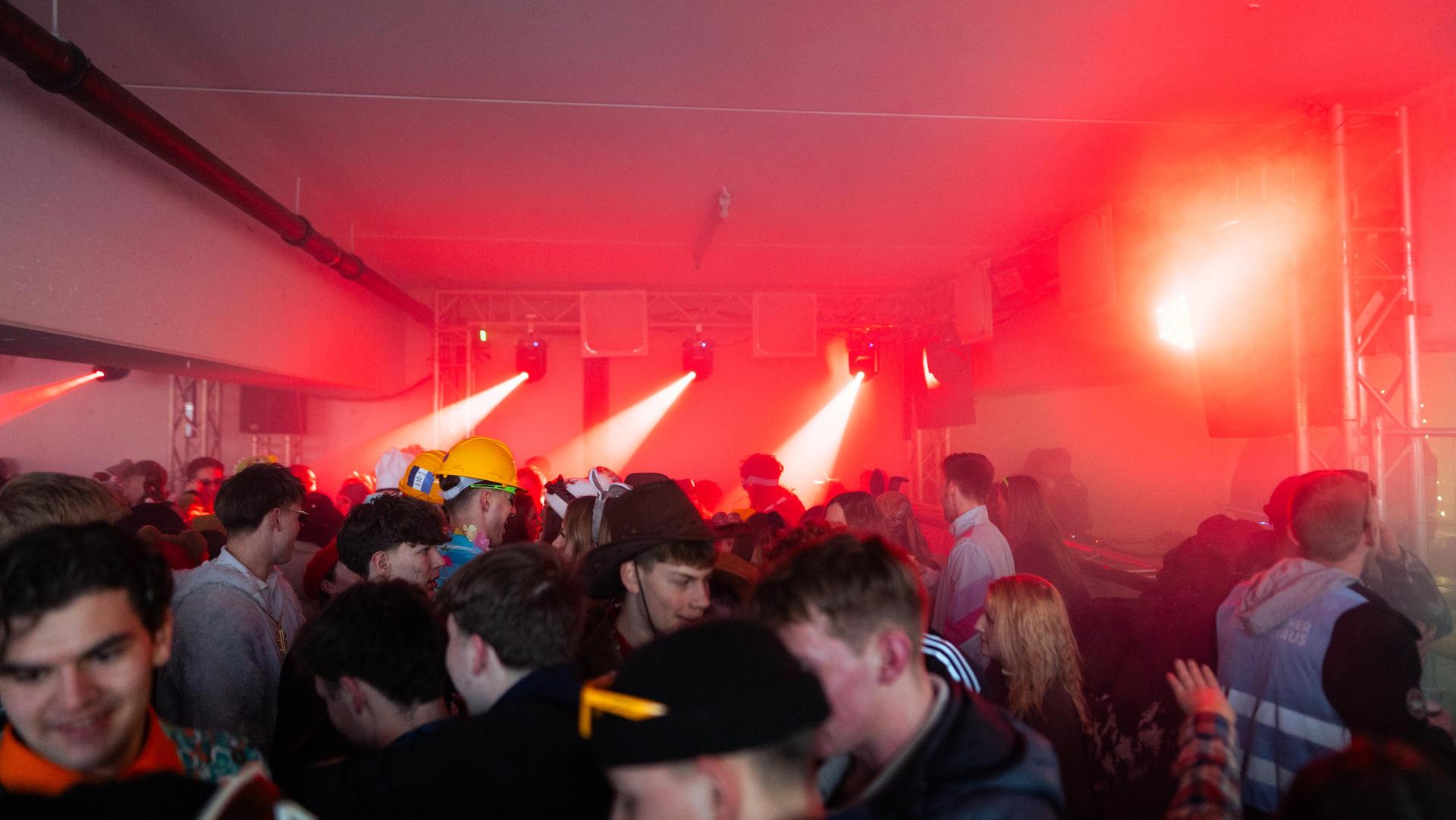 Erst Faschingszug, dann Afterparty in Neustadt. Wir haben die Bilder.  (Bild: Hannes Stock)