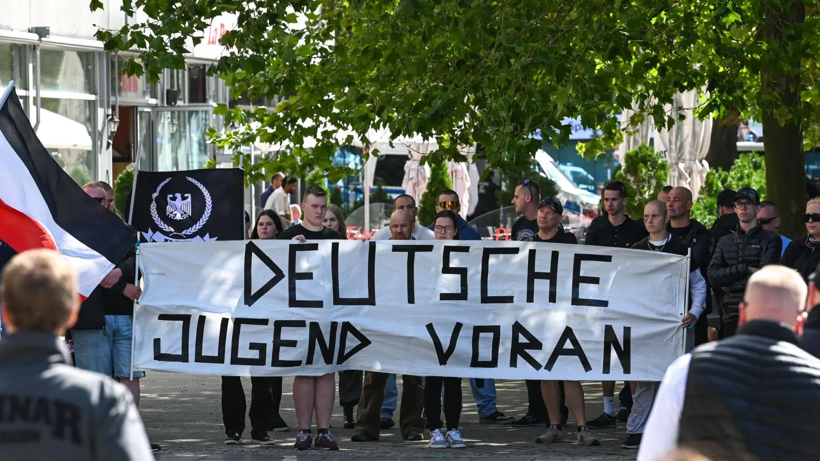 Die Gruppe „Deutsche Jugend Voran“ wird von der Bundesregierung als Beispiel für eine junge, rechtsextreme Gruppierung genannt. (Archivbild) (Bild: Heiko Rebsch/dpa)