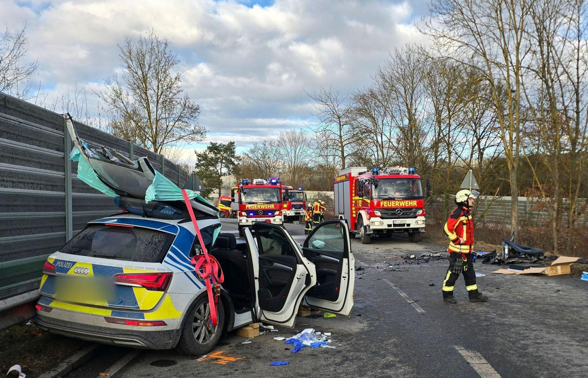 Bei einem Verkehrsunfall mit drei Fahrzeugen, darunter ein Polizeiauto, sind vier Menschen verletzt worden.  (Bild: Moller-Schuh/Vifogra GmbH/dpa)