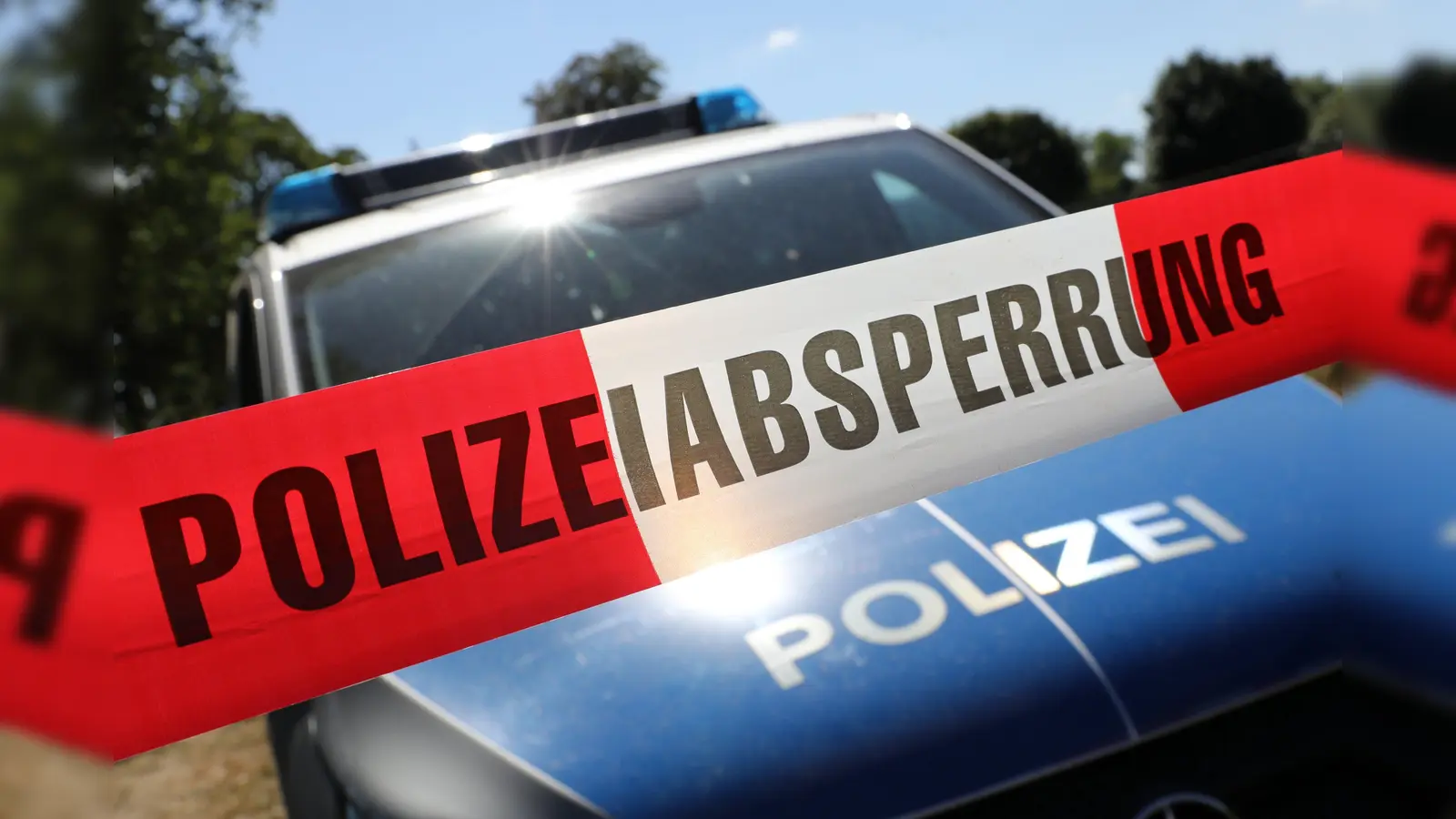 Forstarbeiter stoßen in einem Wald bei Marktredwitz auf Skelettteile. Die Polizei ermittelt in einem alten Vermisstenfall. (Symbolbild: Bernd Wüstneck)