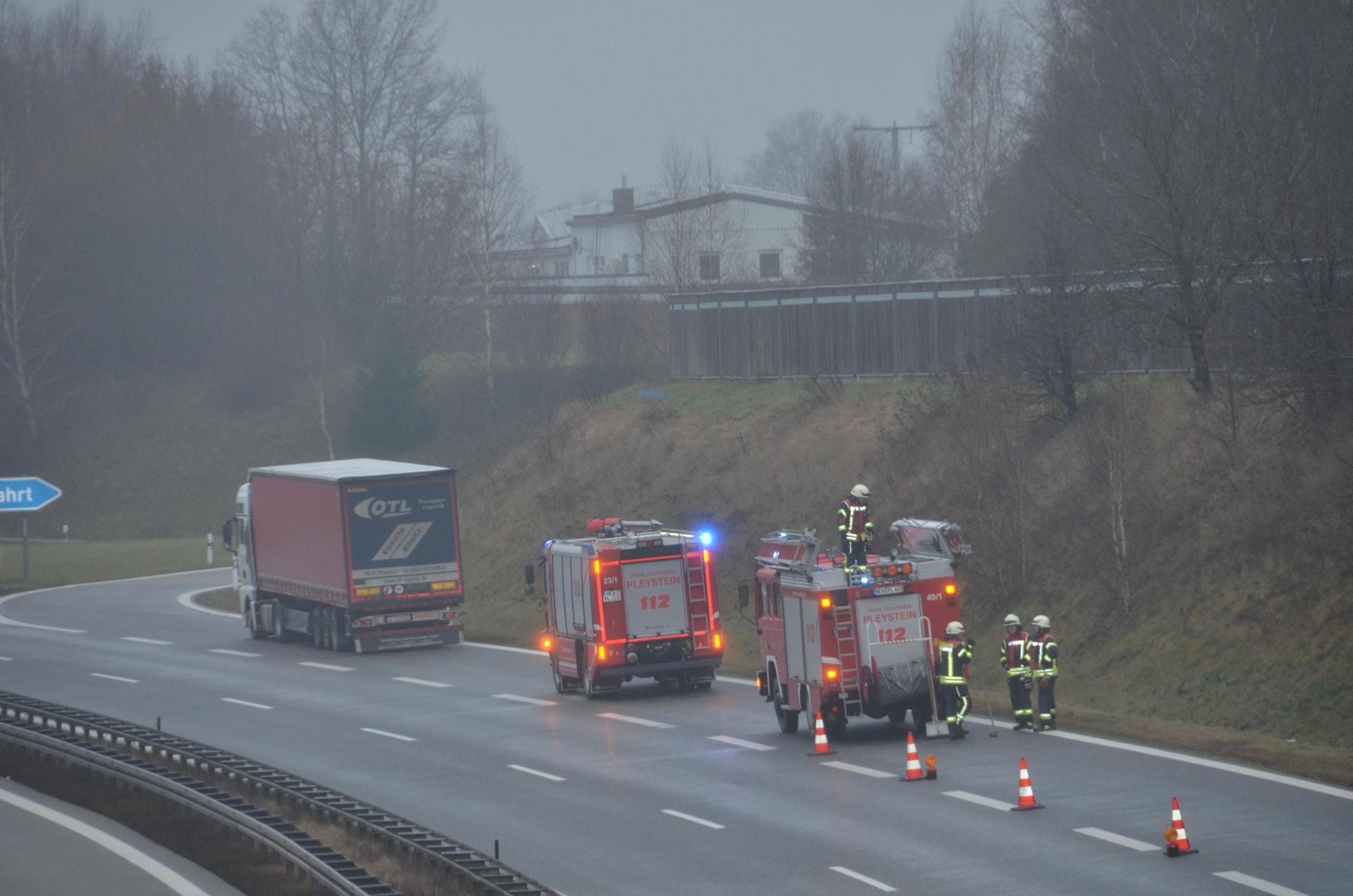 Auf der Abbiegespur der Anschlussstelle Vohenstrauß-Ost hielt der LKW, aus dem starker Rauch aufstieg, an. Ein Motorschaden war der Grund.  (Bild: dob)