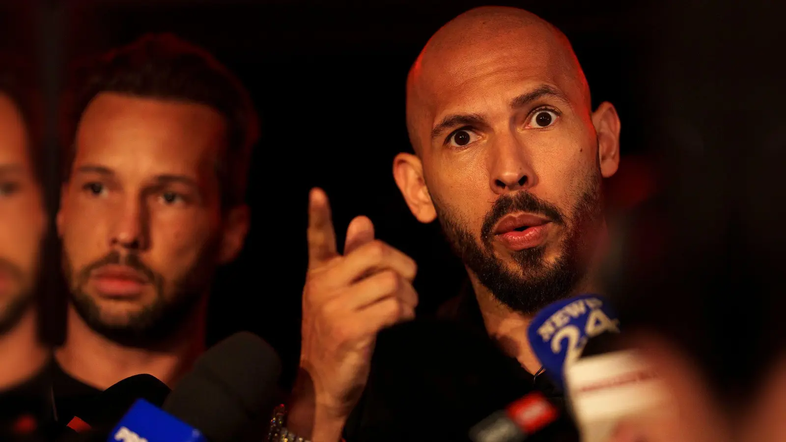 Die Tate Brothers: links Tristan, rechts Andrew. (Archivbild) (Bild: Vadim Ghirda/AP/dpa)