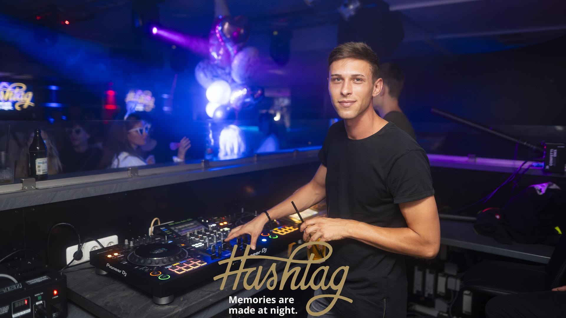 Auch am Tag nach „Weiden träumt” wird im Hashtag getanzt. DJ Avarro sorgt für den passenden Sound. (Bild: Hannes Stock)