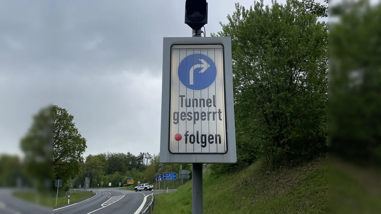 Mit einem roten Punkt hat das Staatliche Bauamt Amberg-Sulzbach die Umleitungsstrecke während der rund sechswöchigen Bauarbeiten im Mühlbergtunnel bei Neustadt/WN markiert. (Bild: Staatliches Bauamt Amberg-Sulzbach)