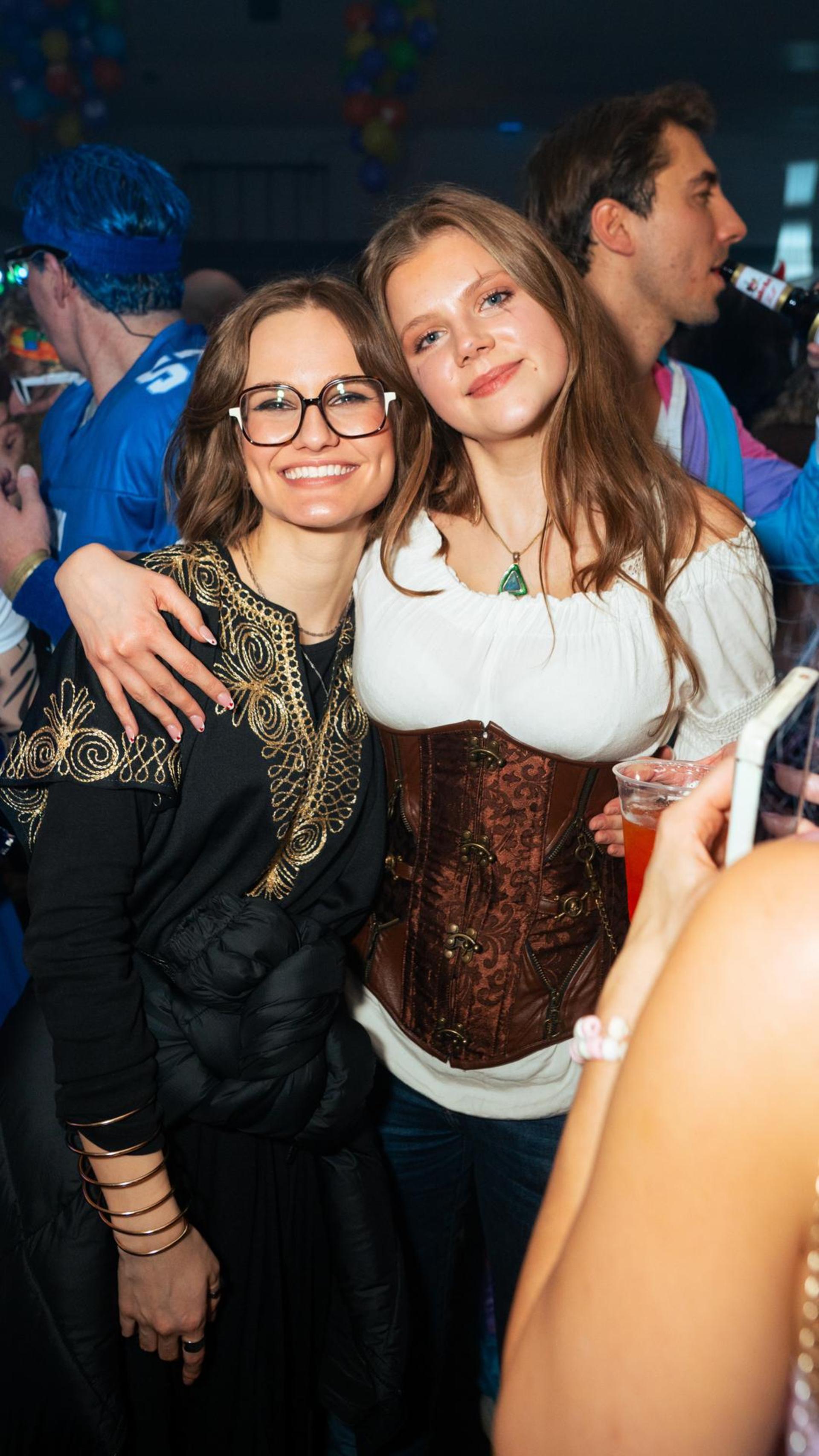 Am Sportlerball in Schirmitz gings mit Vollgas weiter im Faschingstreiben.  (Bild: Hannes Stock)