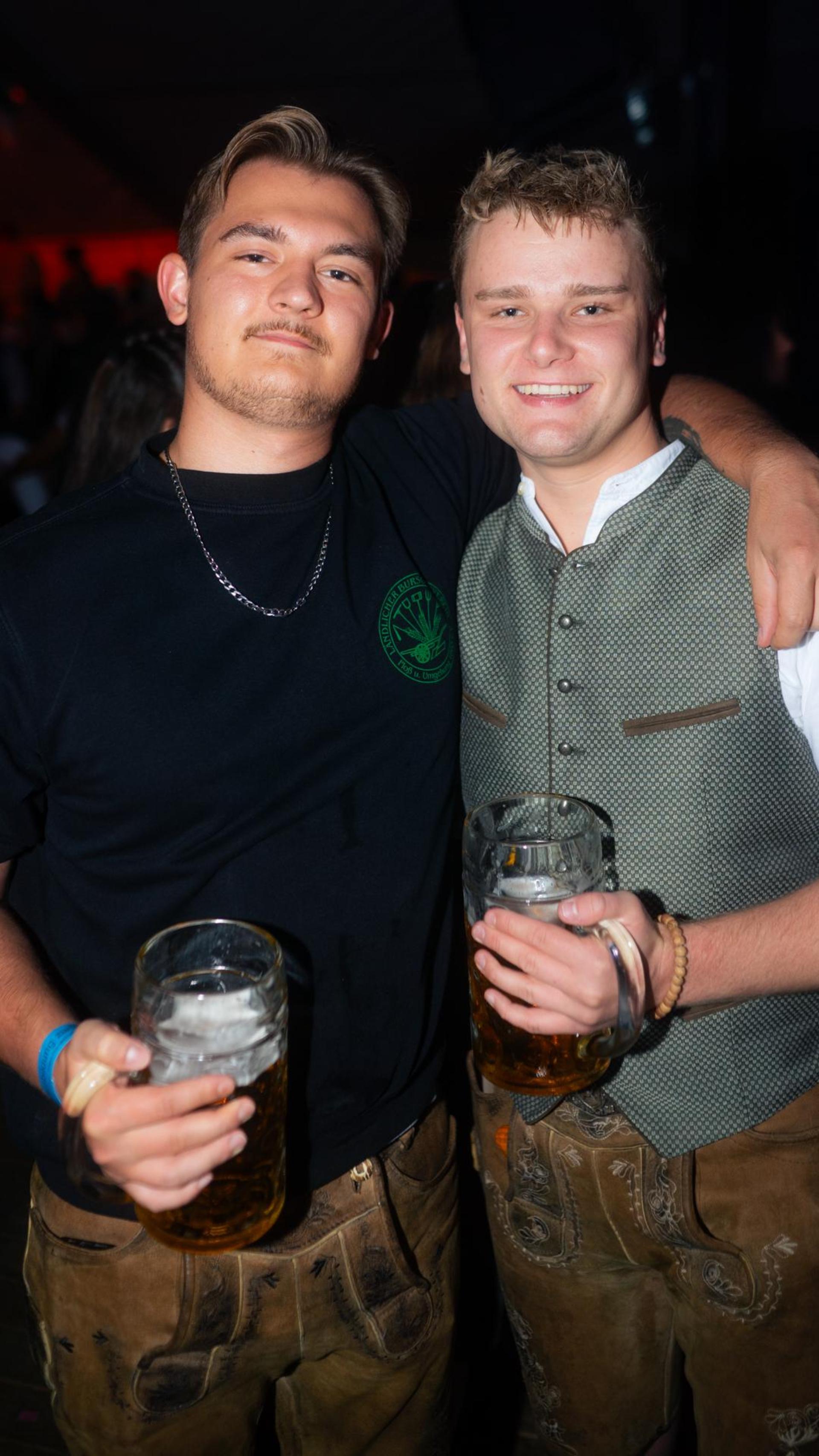Die Quertreiber rocken am Samstagabend das Festzelt bei der Kirwa in Wernberg.  (Bild: Hannes Stock)