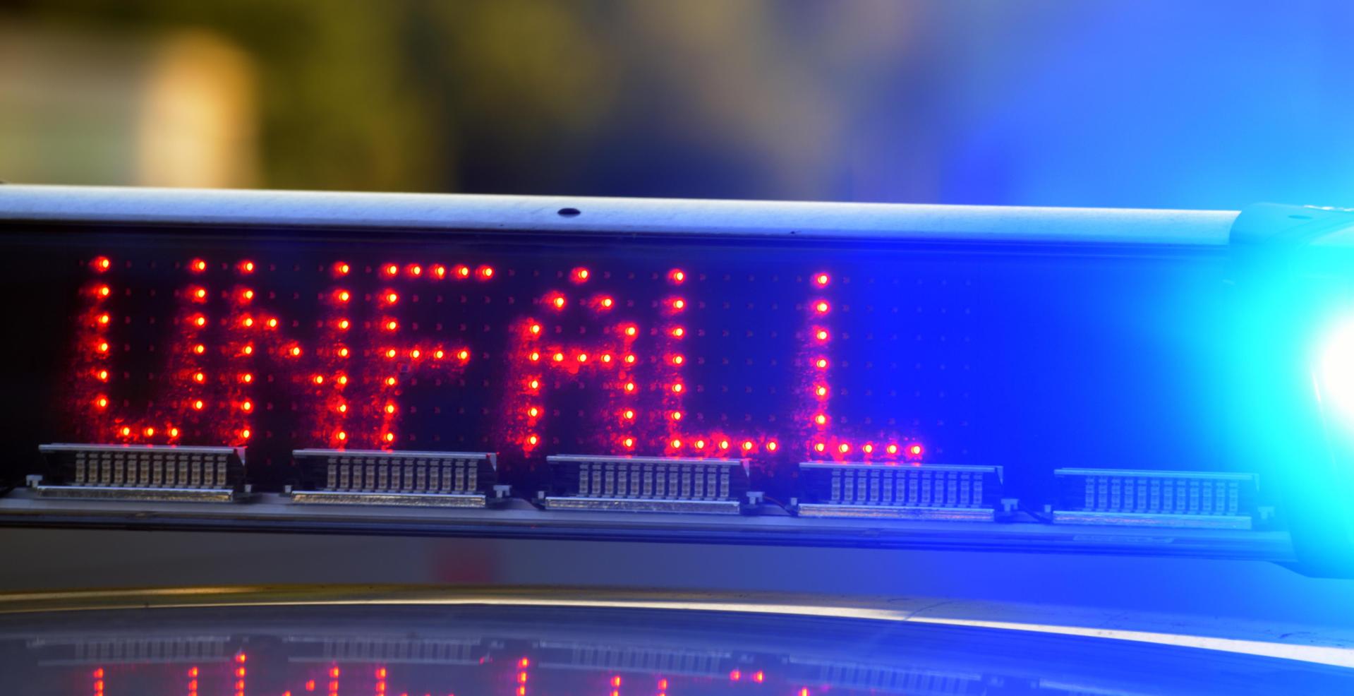 Auf der B299 verursachte ein Fahranfänger einen Unfall. (Symbolbild: Stefan Puchner/dpa)