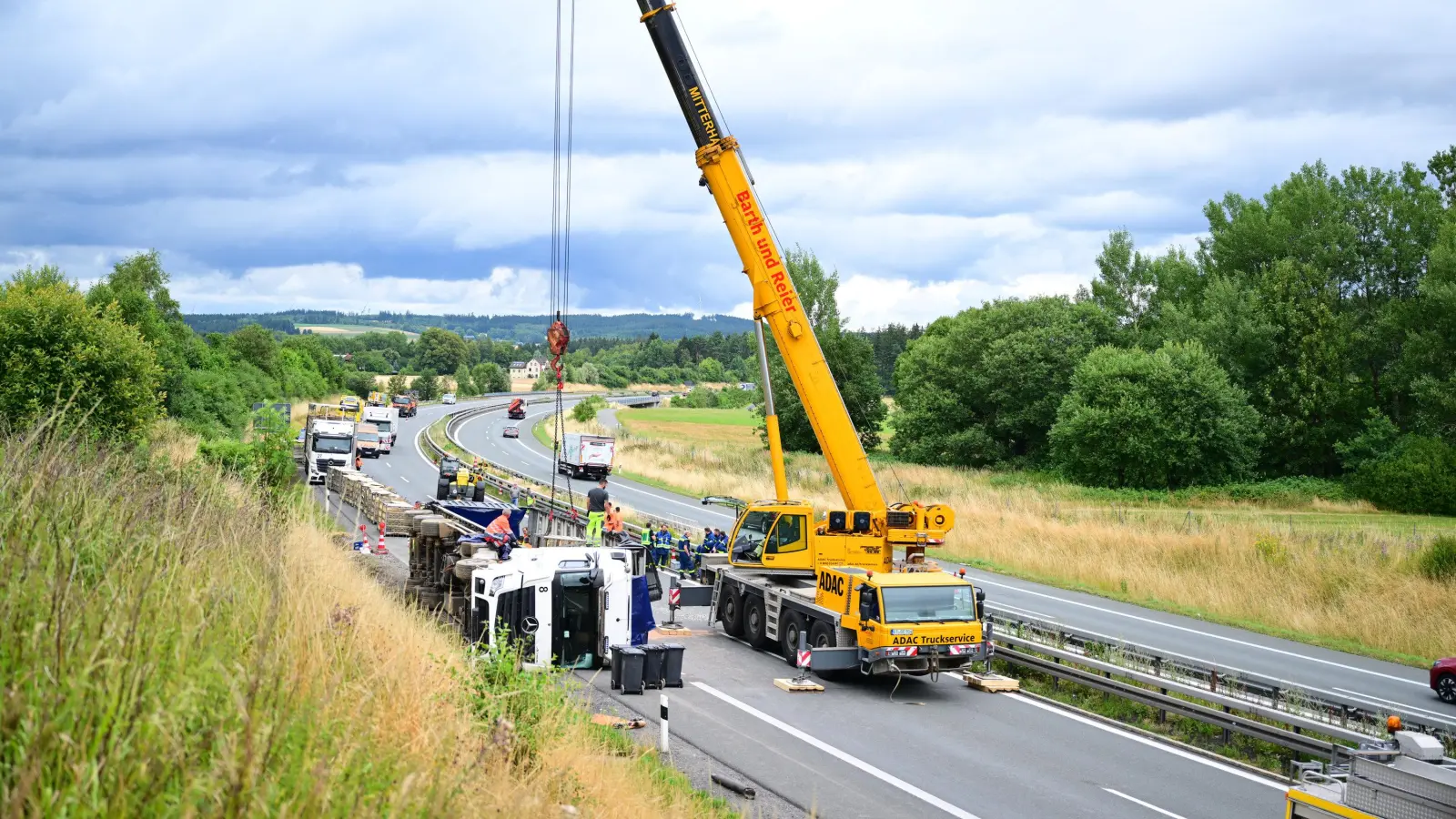 Ein Lastwagen mit fast dreitausend Masthähnchen ist bei Schönwald im Landkreis Wunsiedel von der A 93 abgekommen. (Bild: Matthias Merz)