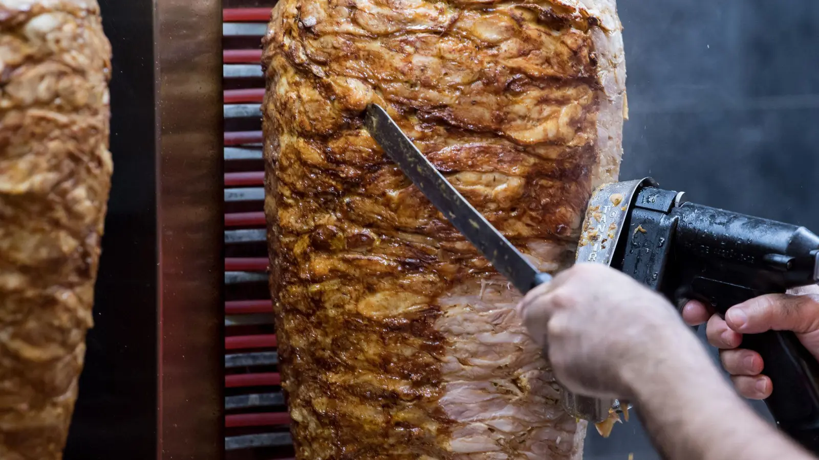 Bei einem eskalierten Streit kam in Bayreuth ein Dönerspieß zum Einsatz (Symbolbild: Sven Hoppe/dpa)