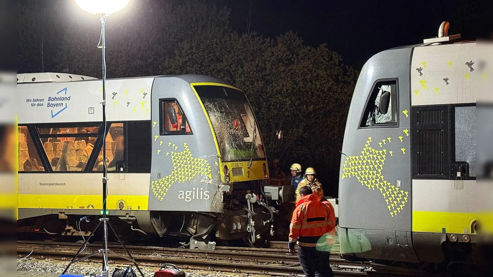 Bei der Kollision zweier Regionalzüge im Bayreuther Hauptbahnhof sind drei Menschen leicht verletzt worden.  (Bild: Ferdinand Merzbach/News5/dpa)