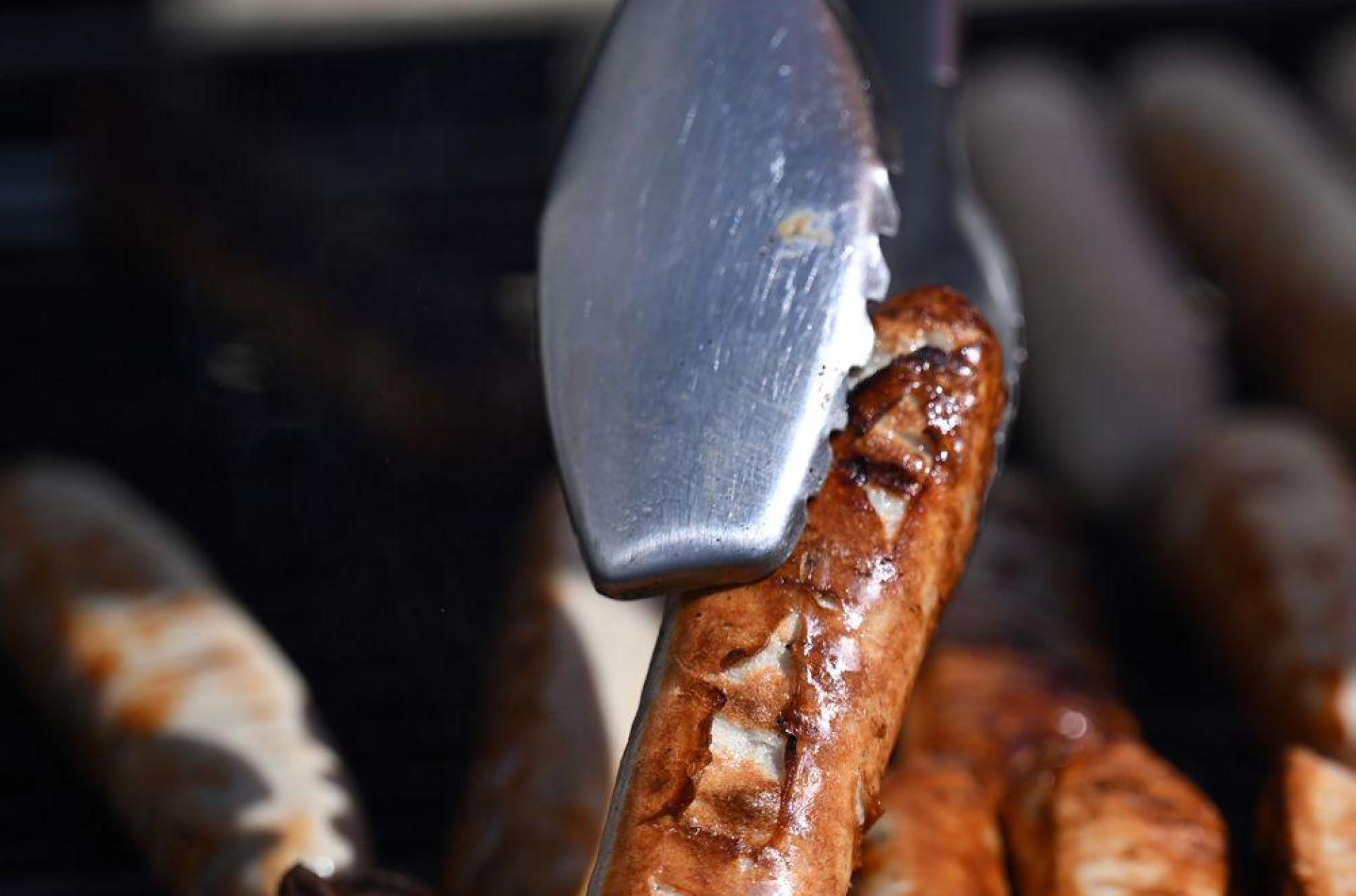 Ein 18-Jähriger wählte auf dem Hofer Volksfest den Notruf wegen des Bratwurstpreises. Statt Rabatt bekam eine Anzeige. (Symbolbild: Martin Schutt/dpa)