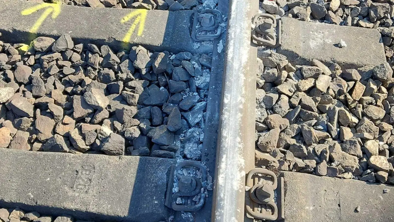 Am Sonntagnachmittag hat ein bislang Unbekannter in Burgweinting bei Regensburg Steine auf eine Schiene gelegt.  (Bild: Bundespolizei Waldmünchen)