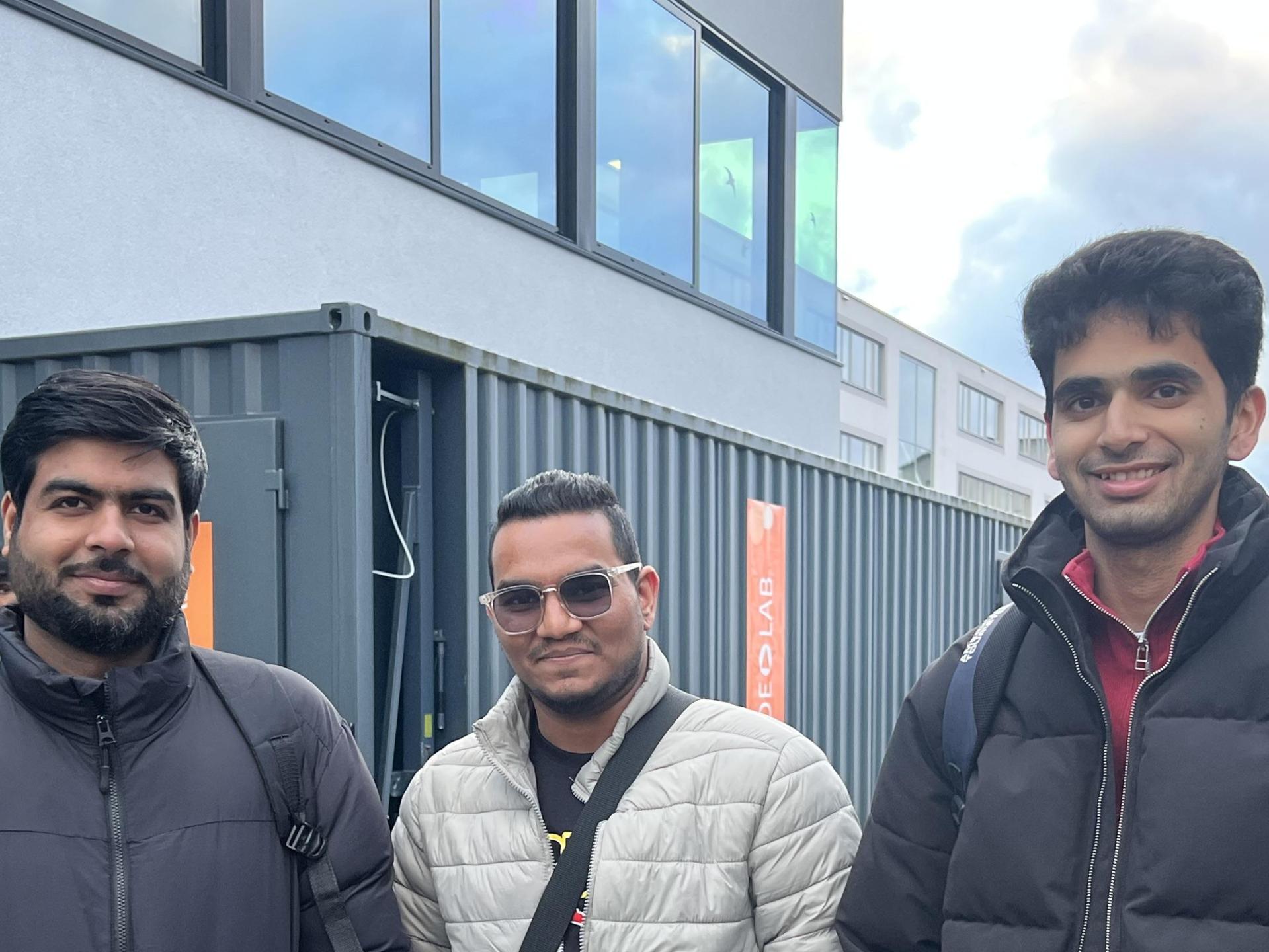 Von links: Muhammad Aqib, Adrian Dsouza und Tanveer Aman sind aus Pakistan zum Studieren nach Weiden gekommen. (Bild: Theresa Kotz)